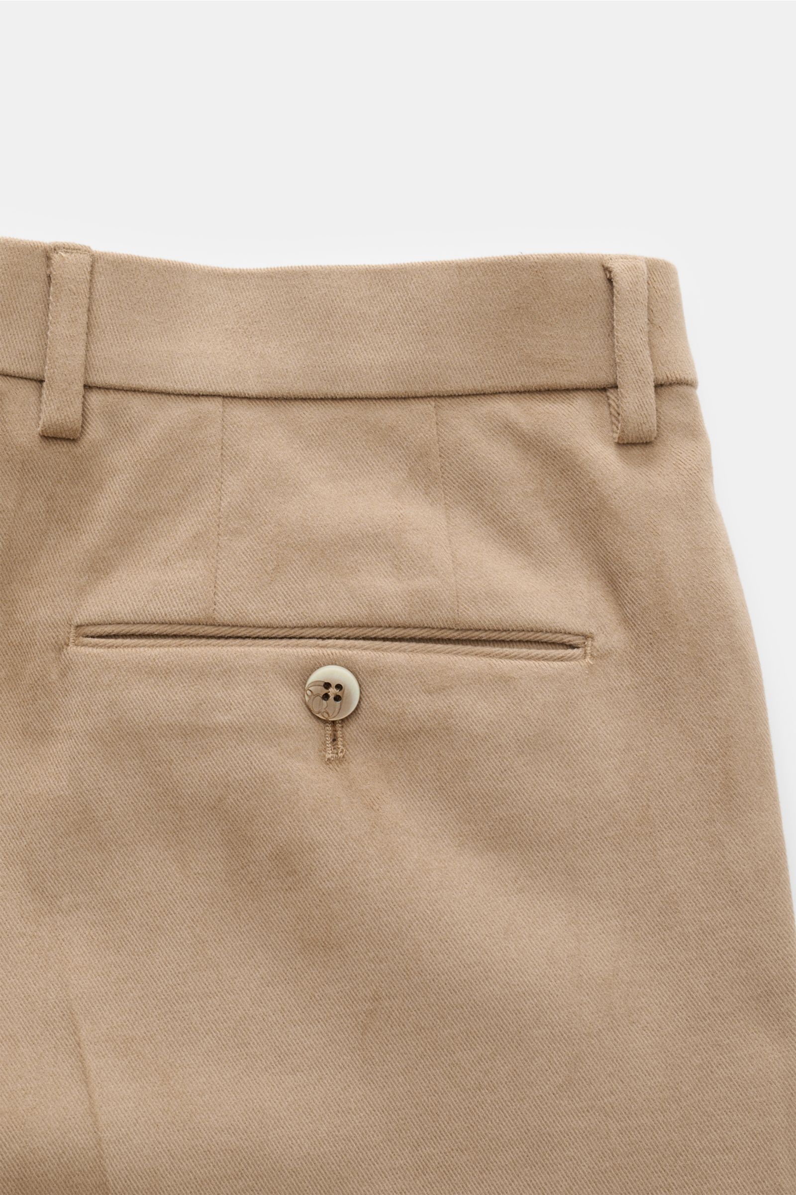 Close-up back view of GTA Chino 'Federico' hellbraun in light brown twill cotton, featuring elastic waistband insert, single pleat, zipper and button, regular fit, slightly tapered, with French pockets and piped buttoned back pockets, soft touch, slightly