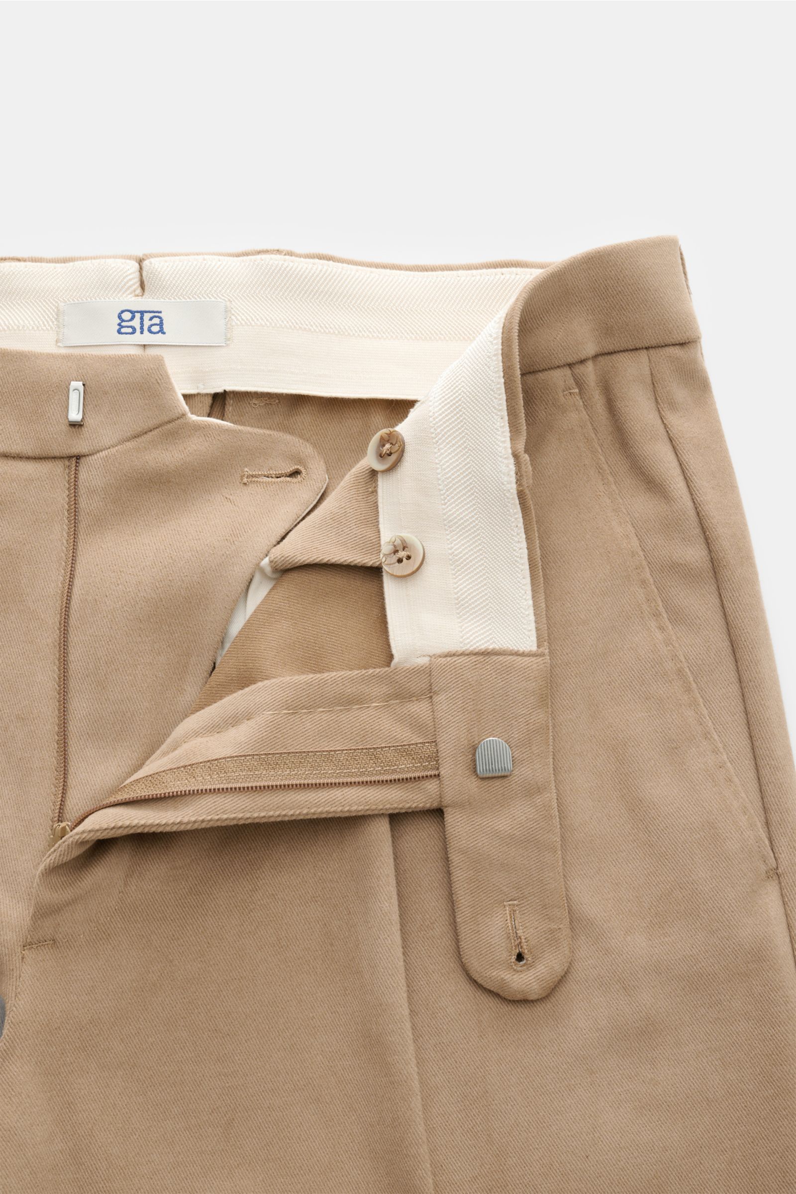 GTA Chino 'Federico' hellbraun shown from a top close-up view, twill cotton, leicht elastische Qualität, very soft touch, Regular Fit, slightly tapered, zipper and button, single pleat, elastic waistband insert, French pockets, welt back pockets with butt