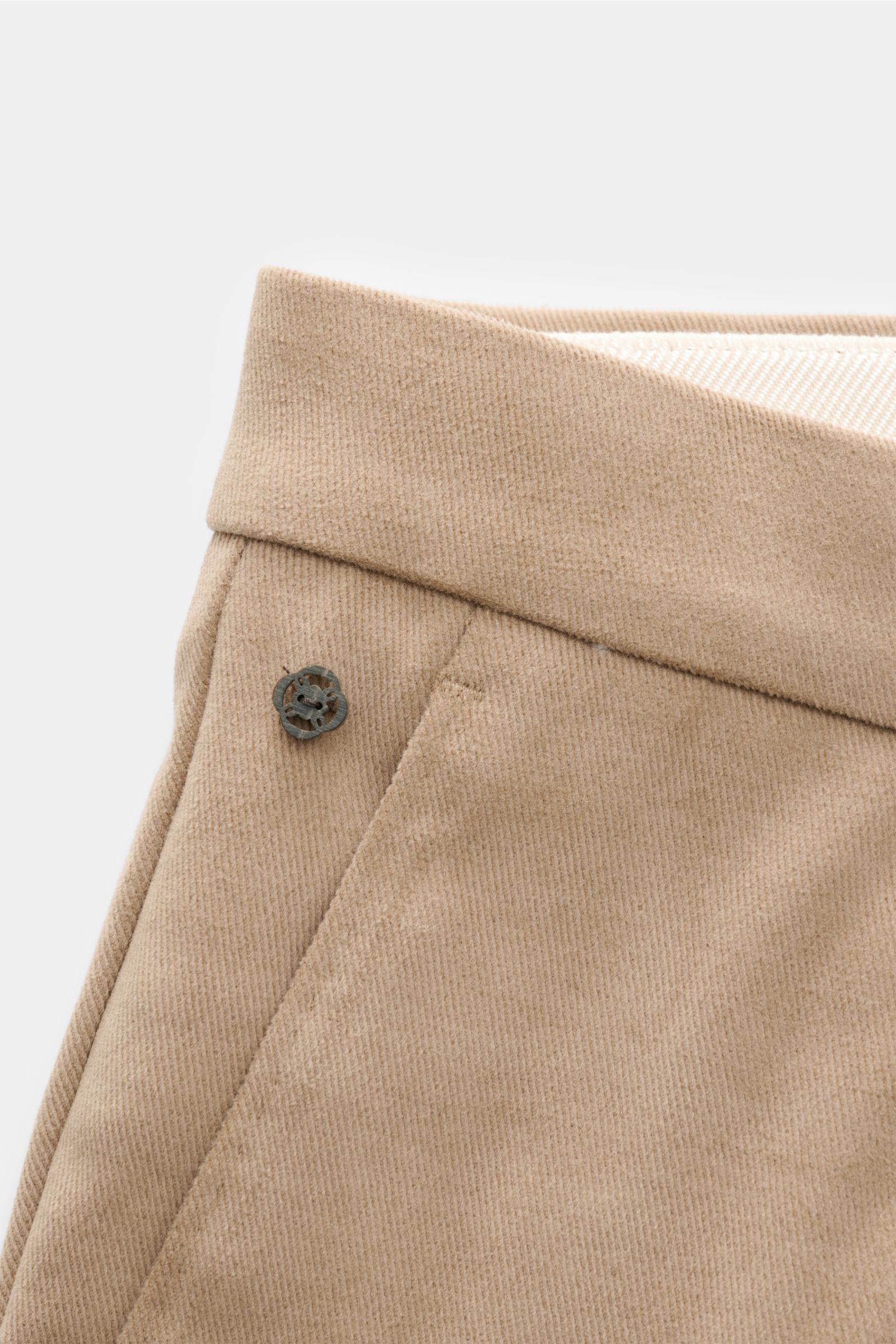 Close-up front-side view of GTA Chino 'Federico' hellbraun trousers showing twill cotton fabric, lightly elastic quality, very soft touch, regular fit, slightly tapered, zipper and button, single front crease, elastic waistband insert, French pockets, and