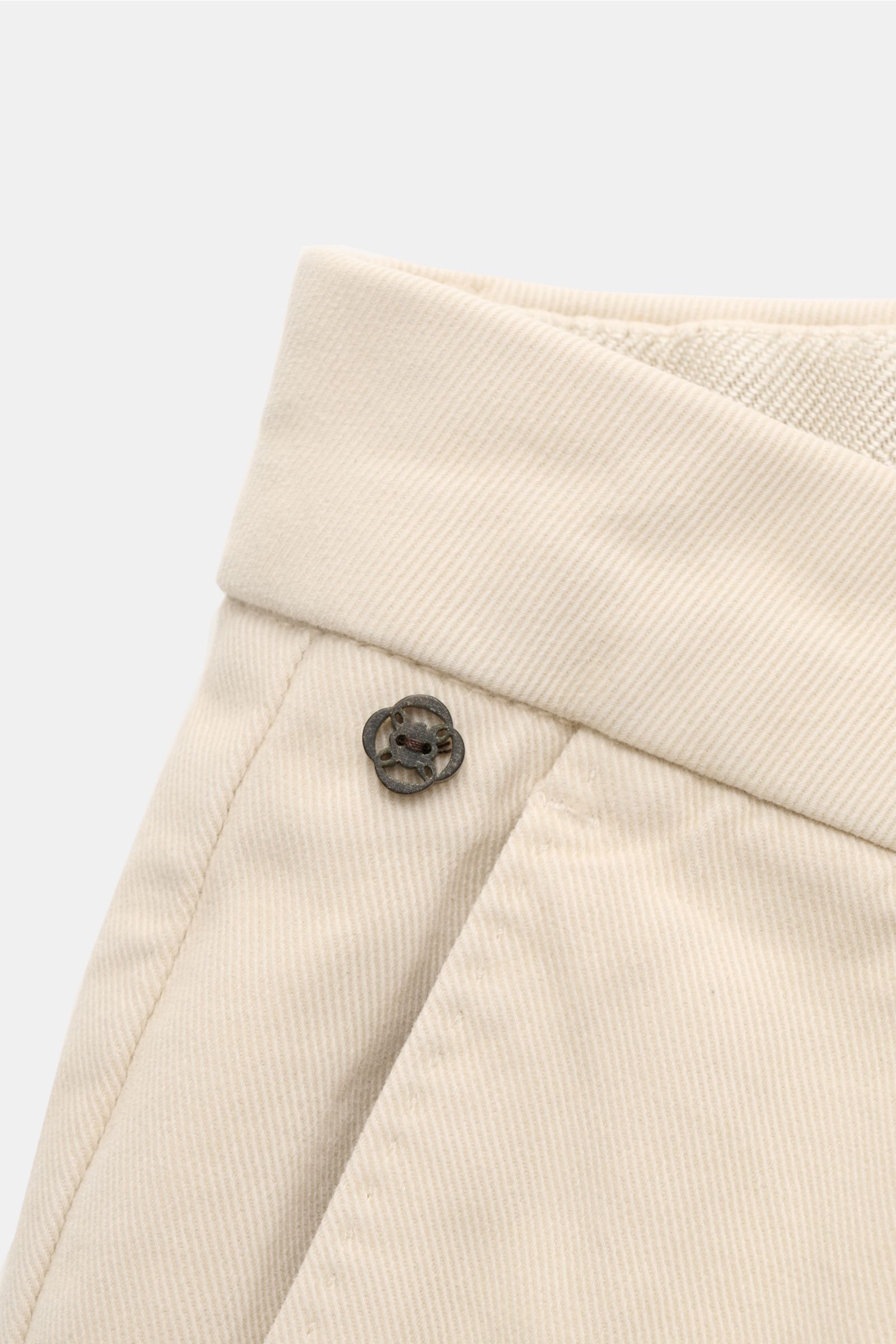 GTA Chino 'Federico' sand im Close-up, Twill aus Baumwolle mit Cashmere, weicher Griff, Regular Fit, Bundfalte, elastischer Bund, französische Taschen.