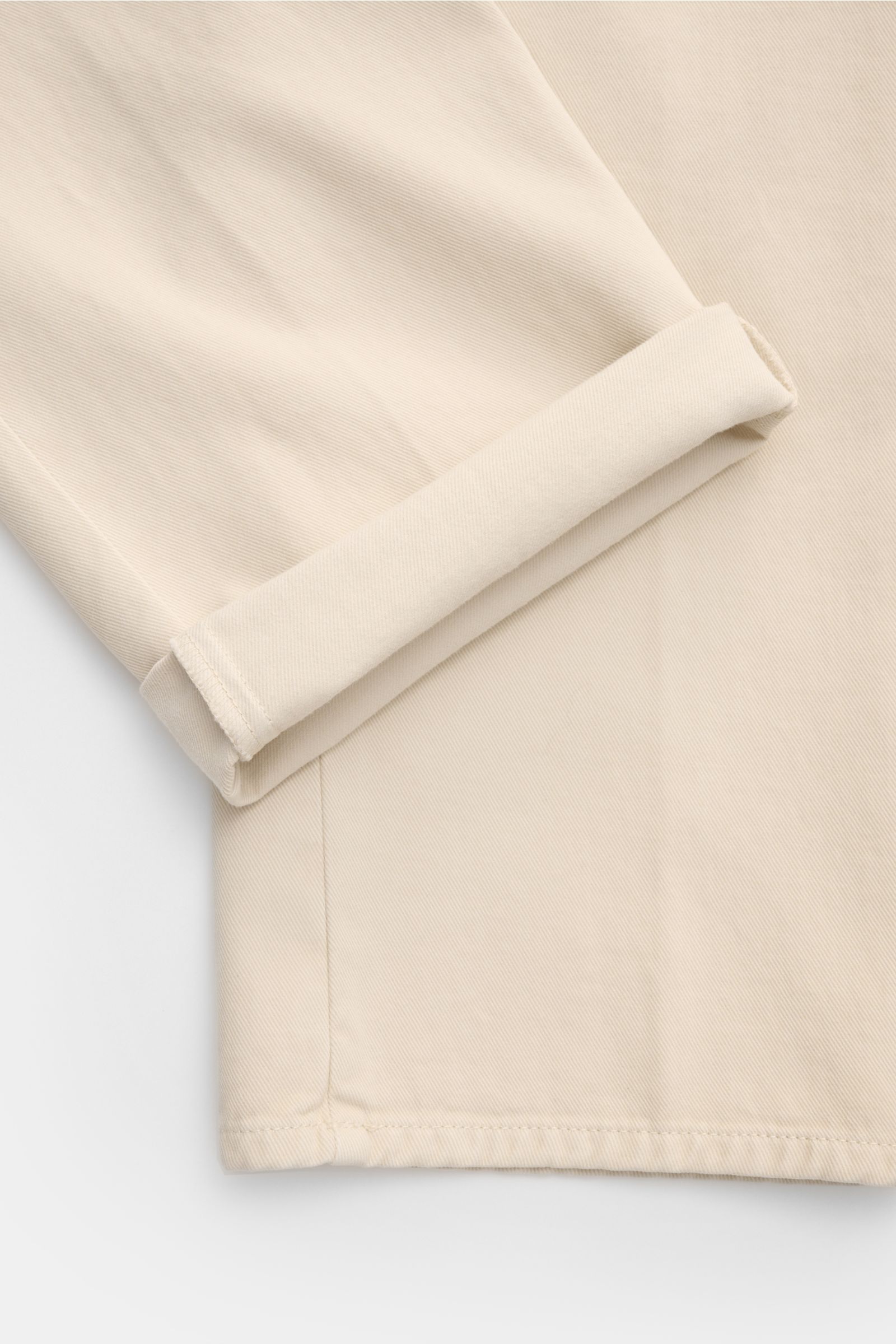 GTA Chino 'Federico' sand in Nahaufnahme von unten, Twill aus Baumwolle mit Cashmere, weicher Griff, Regular Fit, leicht schmal, Bundfalte, elastischer Bund, französische Taschen, paspelierte Gesäßtaschen mit Knopf.