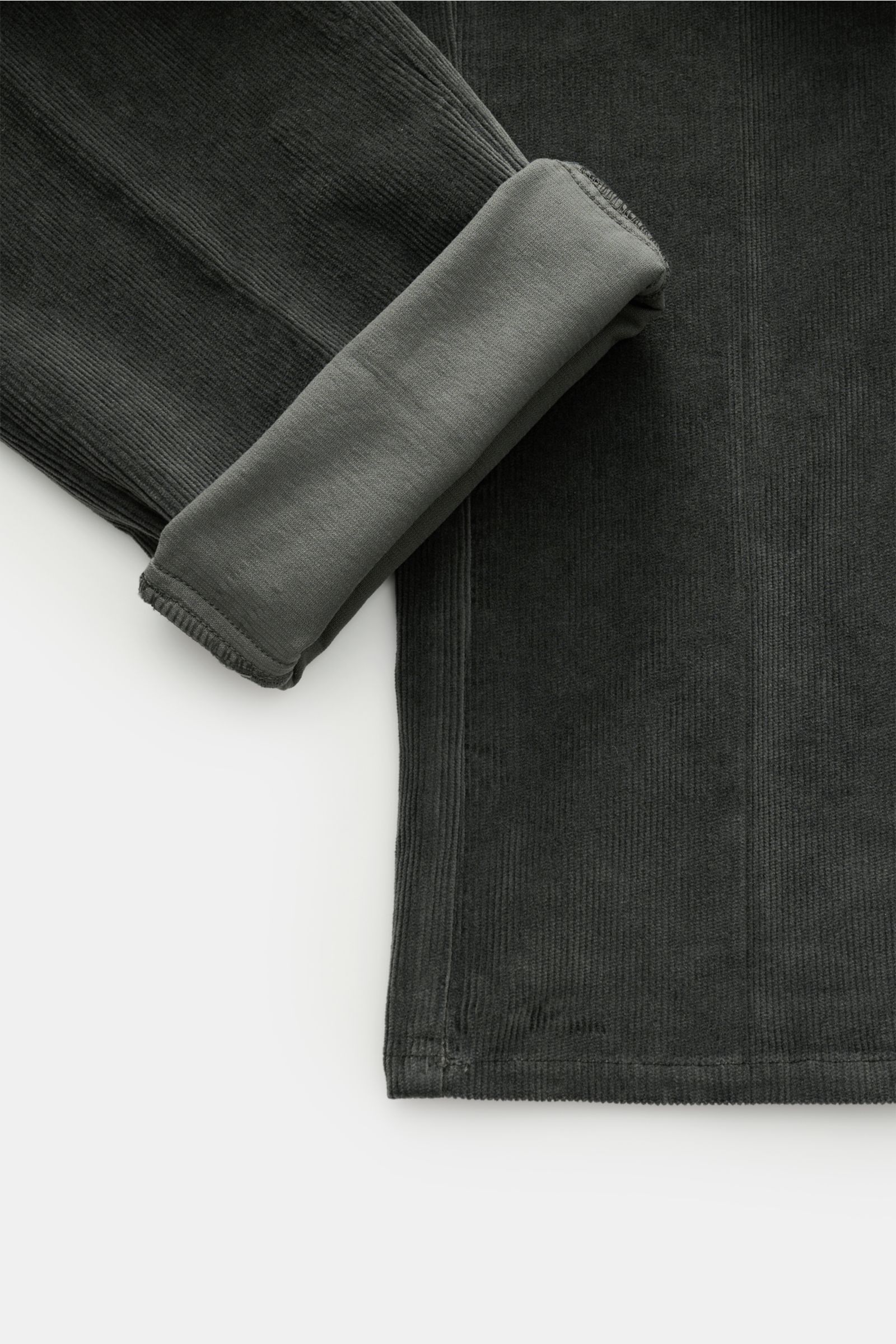 GTA Cordhose 'Federico' anthrazit, Feincord aus Baumwolle und Modal, Slim Fit, leicht elastisch, weicher Griff, schmal zulaufend, Detailaufnahme vom Bein mit Umschlag.