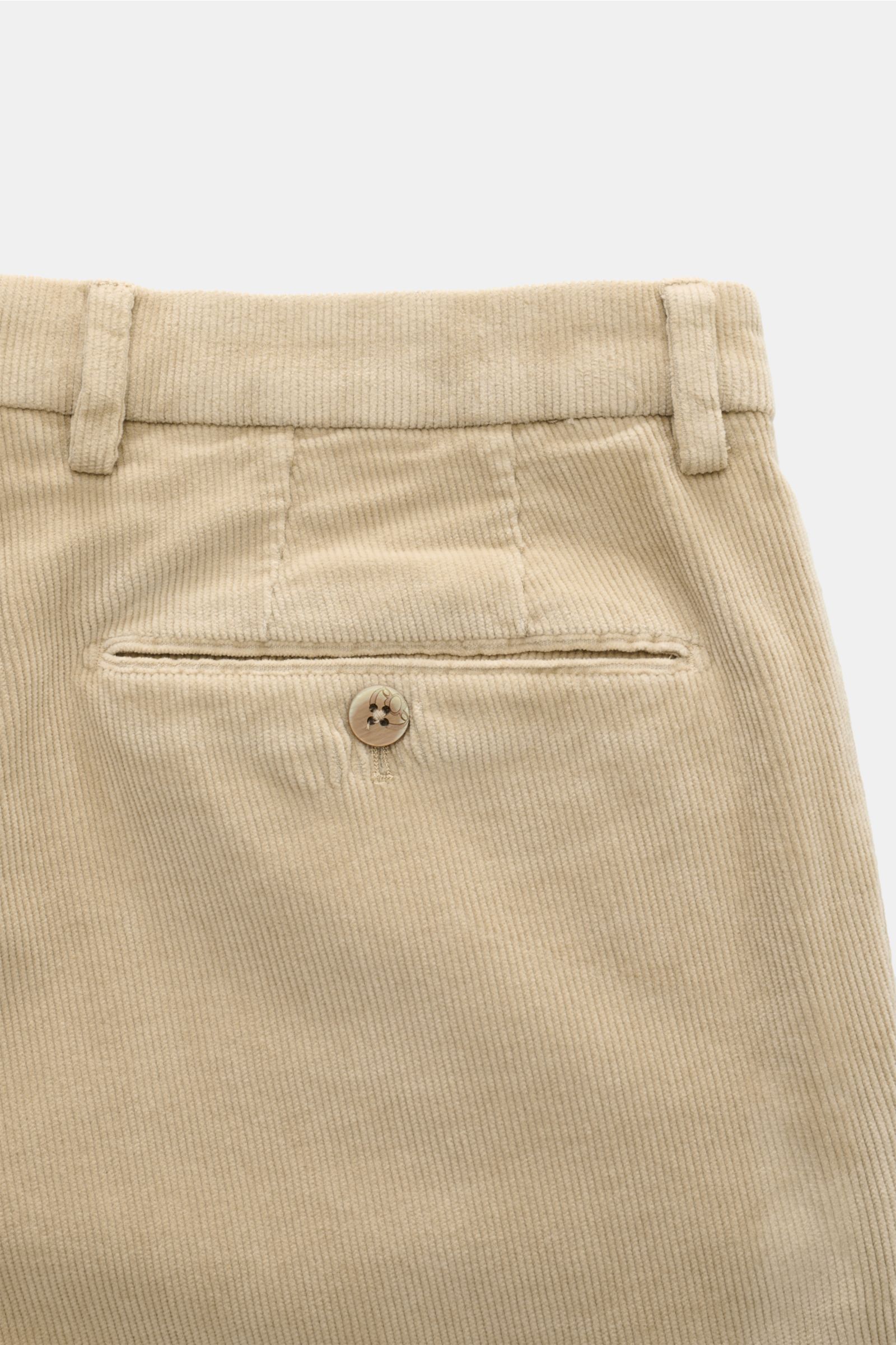 Rückansicht der GTA Cordhose 'Federico' beige aus Feincord Baumwolle und Modal, Slim Fit, leicht elastisch, weicher Griff, französische Taschen, paspelierte Gesäßtaschen mit Knopf.