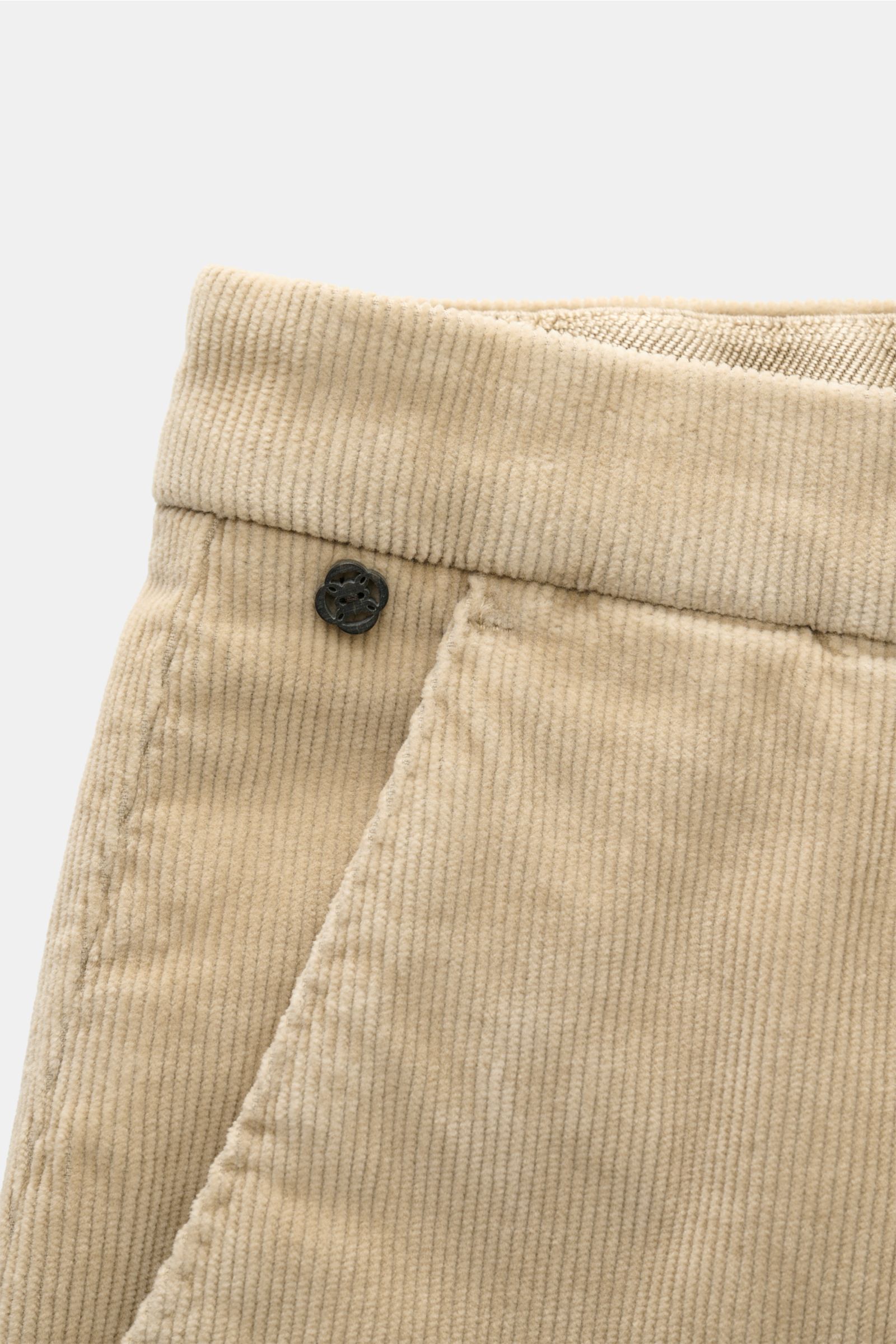 Nahaufnahme der oberen Seite der GTA Cordhose 'Federico' beige, Feincord aus Baumwolle und Modal, Slim Fit, leicht schmal zulaufend, mit Reißverschluss, Bundknopf, elastischem Einsatz im Hosenbund, französischen Taschen und paspelierten Gesäßtaschen mit K