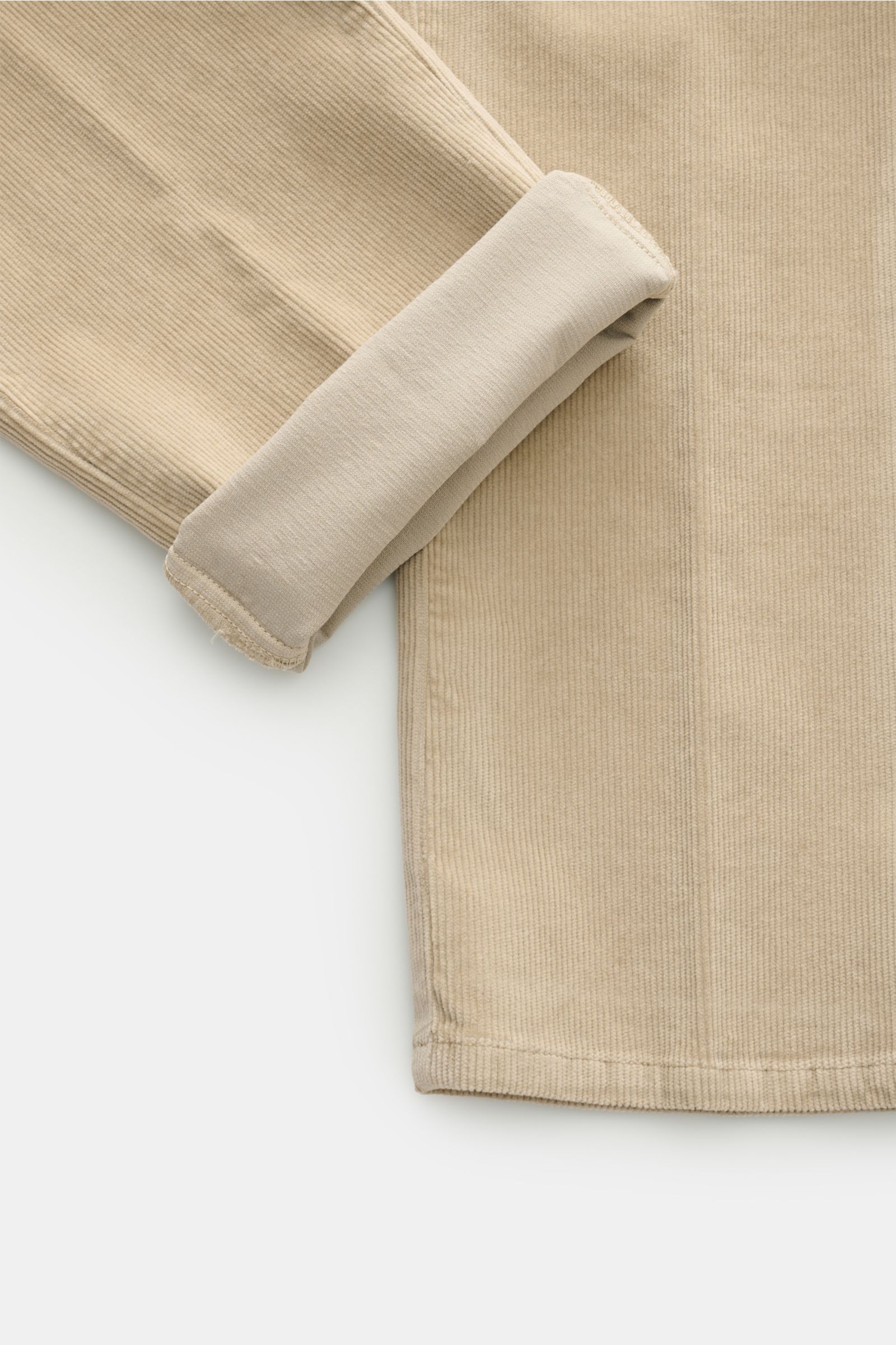 Nahaufnahme der beige GTA Cordhose 'Federico' aus feinem Baumwoll-Modal-Feincord, Slim Fit, leicht elastisch, weicher Griff, von unten fotografiert.