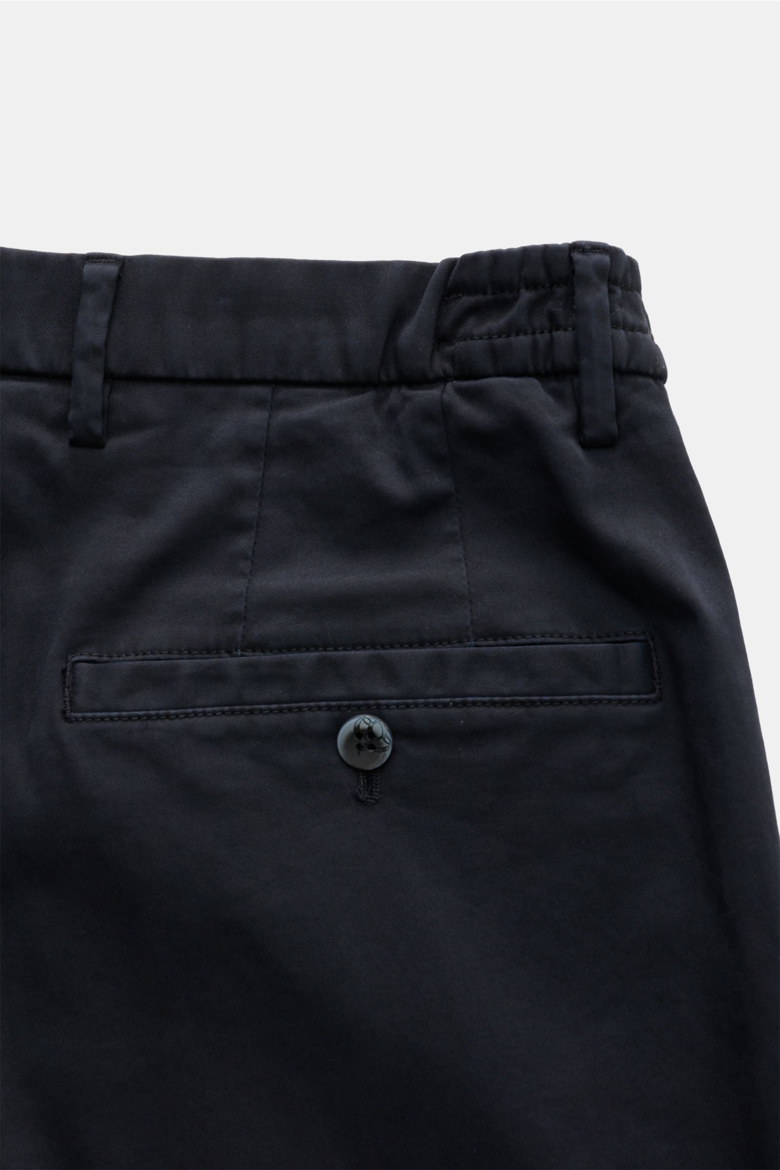 Close-up rear view of GTA Cotton trousers 'Dennis' navy, showing soft, slightly elasticated cotton fabric, partially elasticated waistband, back pocket with button, belt loops, and neat stitching for a tapered, ankle-length fit. 

The cotton trousers '