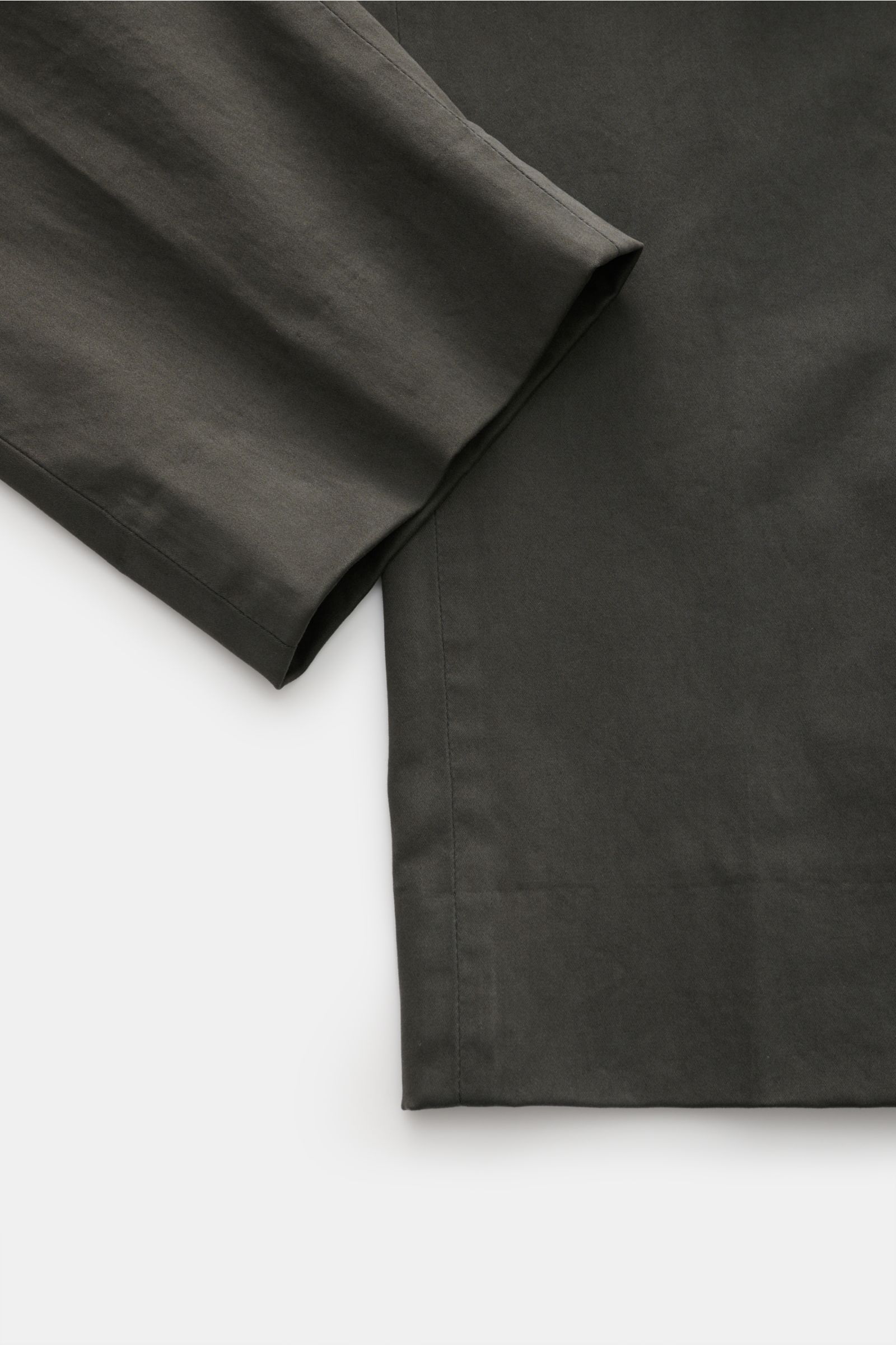 Close-up front view of GTA Cotton trousers 'Dennis' dark grey showing the ankle-length tapered hem and soft cotton fabric.

Description: The cotton trousers 'Dennis' by GTA are defined by their soft feel and feature an elasticated waistband for comfort