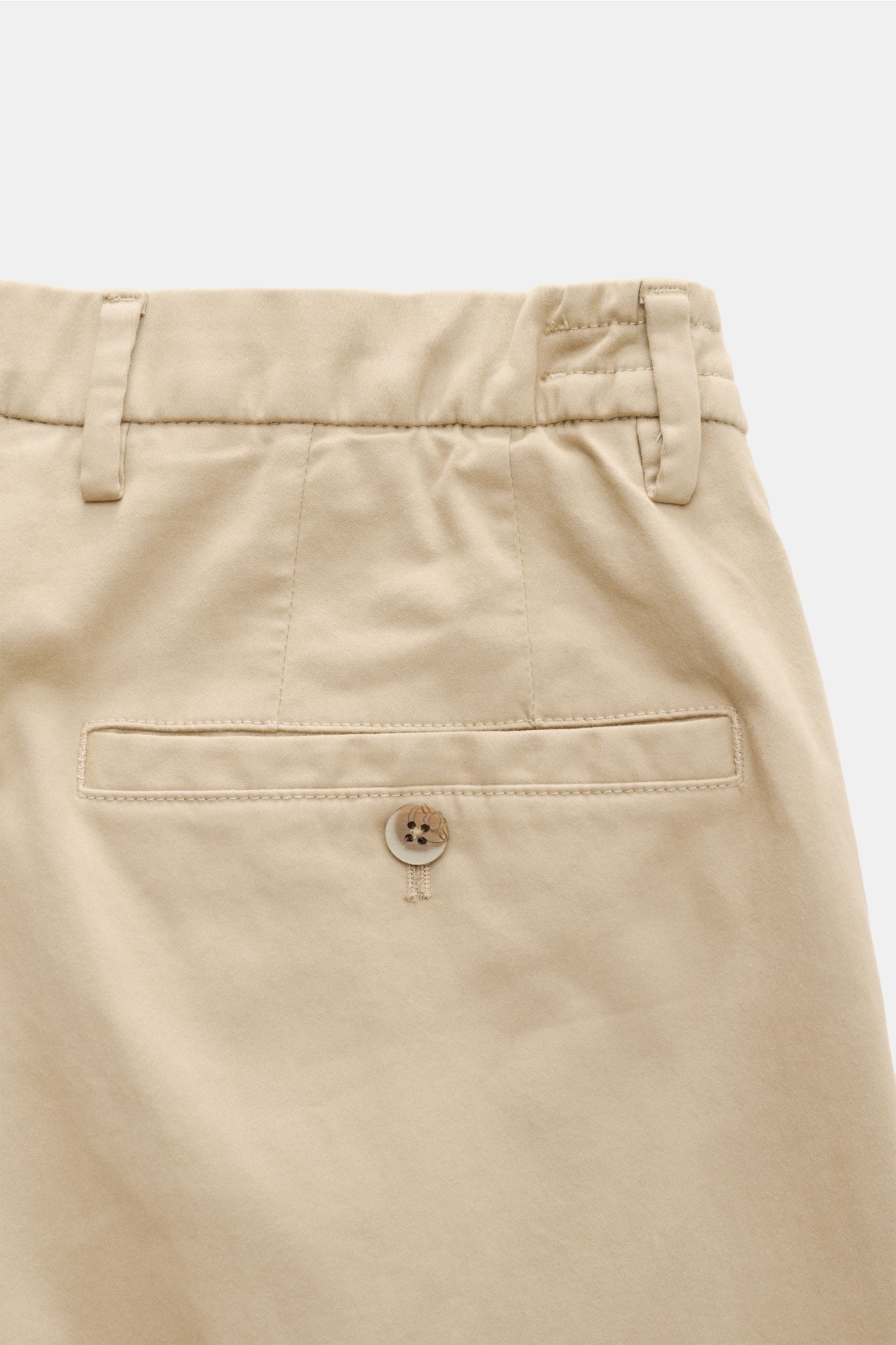 GTA Baumwollhose 'Dennis' beige, Detailaufnahme von hinten, weiche, leicht elastische Baumwolle, Gesäßtasche mit Knopf, teielastischer Bund.