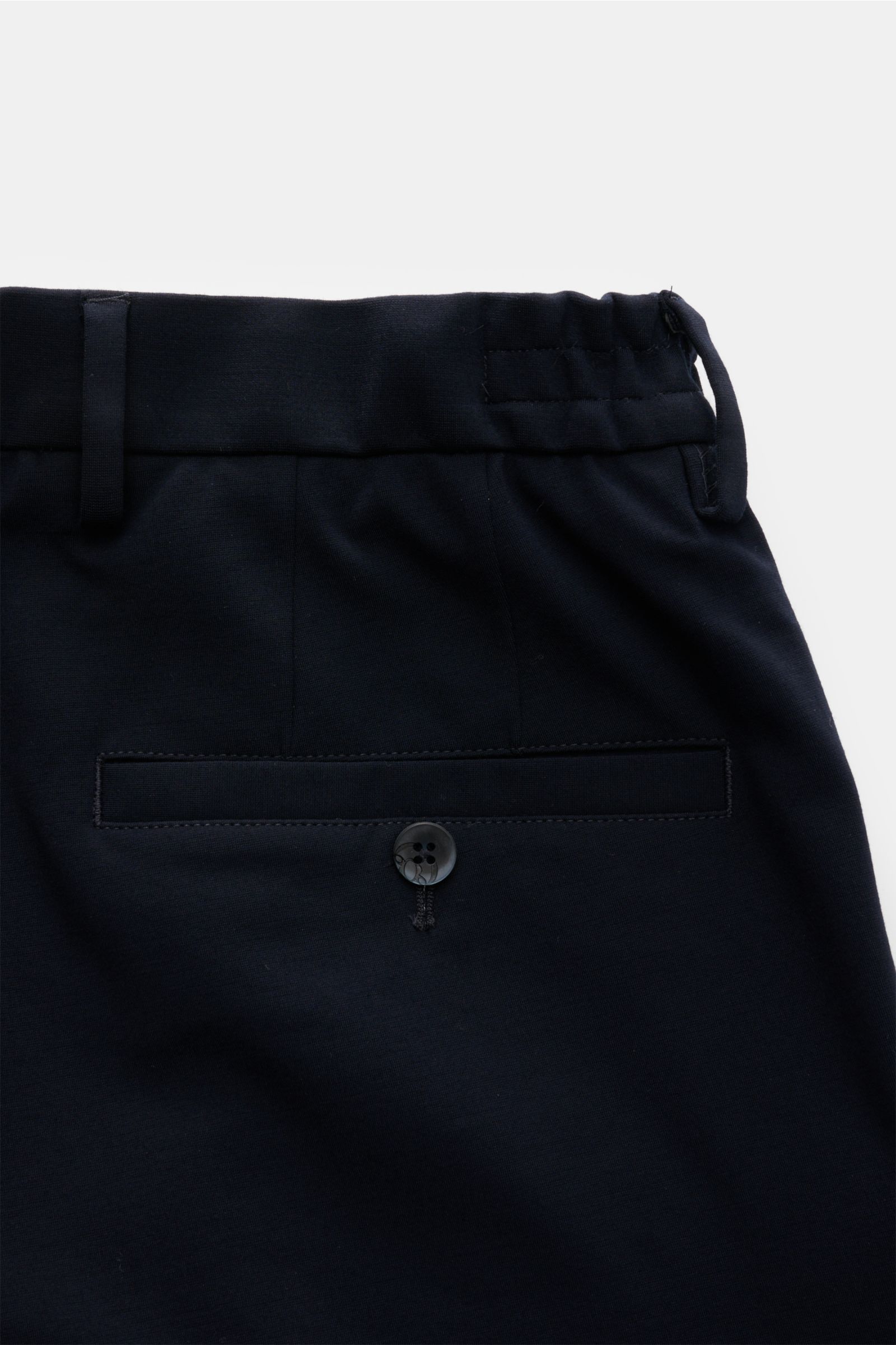 GTA Jersey-Jogpants 'Dennis' navy, Detailansicht von hinten, weiche Viskose-Microfaser, schmal zulaufend, mit Knopf-Gesäßtasche und elastischem Bund.