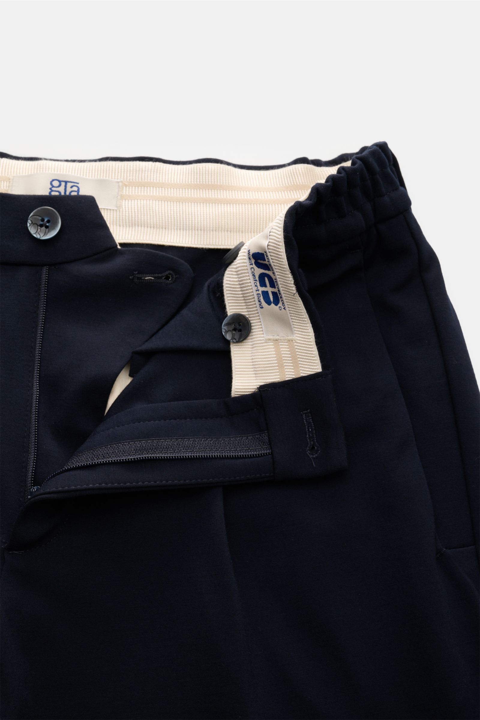 GTA Jersey-Jogpants 'Dennis' navy, Detailansicht Bund mit Reißverschluss, Knöpfen, teielastischem Bund aus Viskose-Microfaser-Mix, weich.