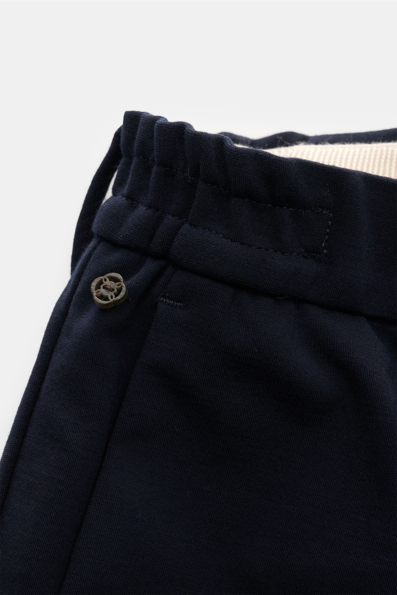 GTA Jersey-Jogpants 'Dennis' navy in Nahaufnahme von oben, weiche, glatte Viskose-Microfaser, elastischer Bund, Knopf- und Reißverschluss.