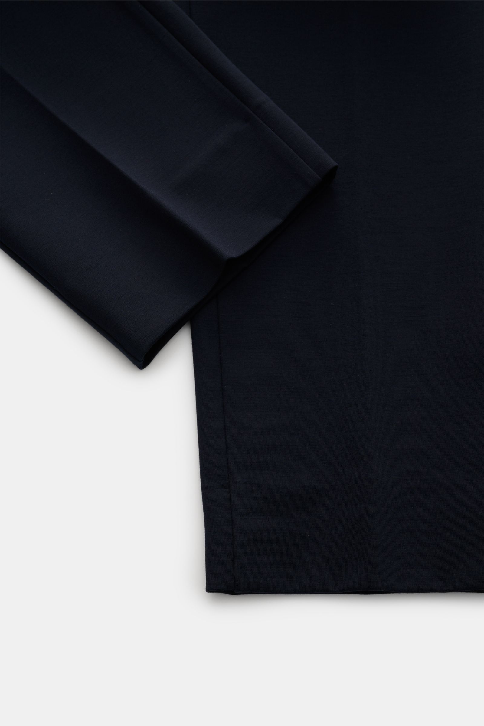 GTA Jersey-Jogpants 'Dennis' navy in Nahaufnahme von unten, weiche, glatte Viskose-Microfaser, tapered Fit, schmal zulaufend, fixierter Saum.