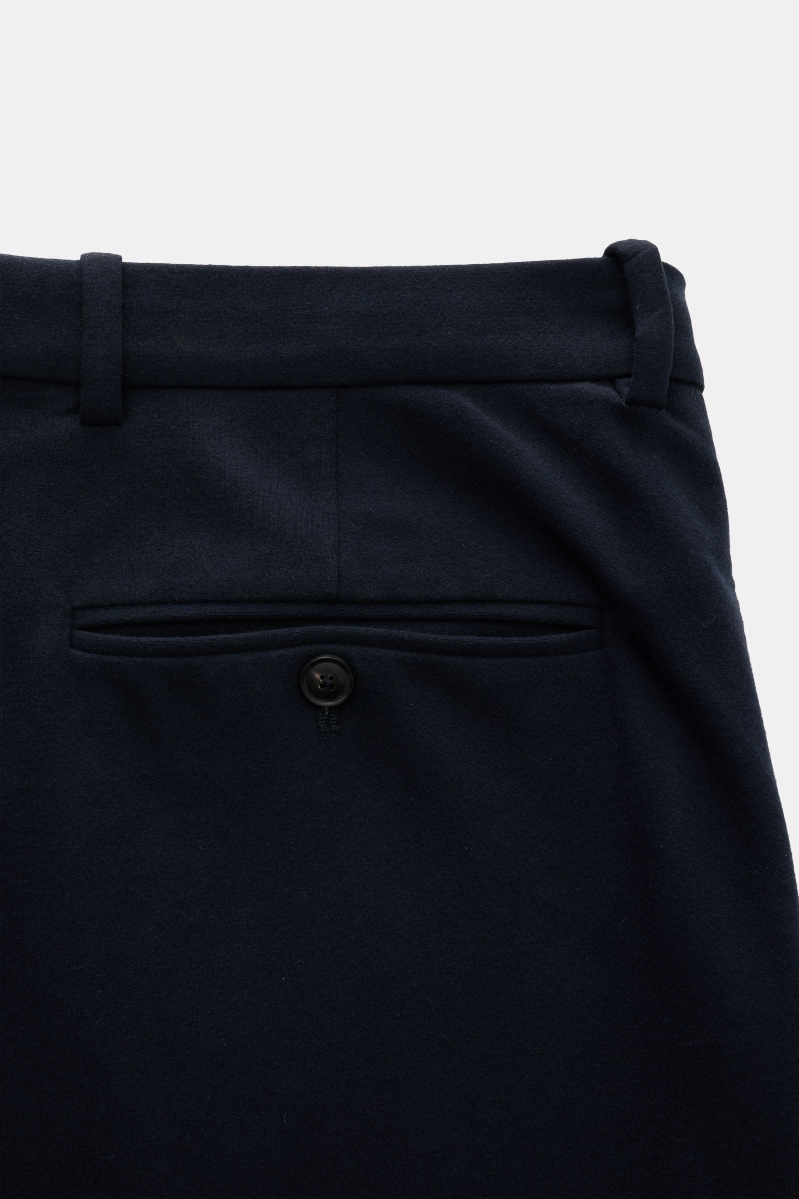 Close-up rear view of Circolo 1901 Jersey-Hose navy showing soft cotton flannel jersey fabric with buttoned back pocket and belt loops.

Description: Weicher Flanell-Jersey aus Baumwolle mit angenehmem Stretch-Anteil verbindet sich mit diesem außergewö