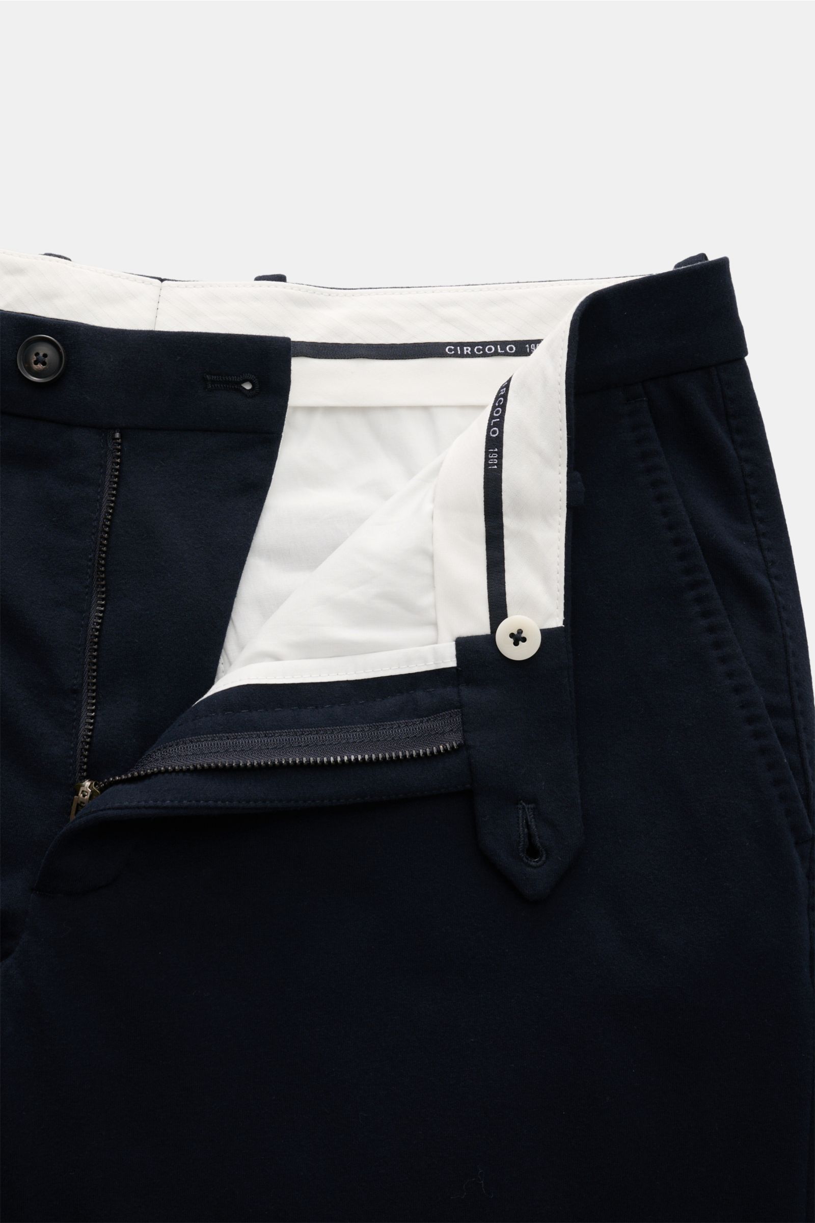 Close-up front view of Circolo 1901 Jersey-Hose navy with zipper open, showing soft cotton flannel jersey and stretch fabric.

Weicher Flanell-Jersey aus Baumwolle mit angenehmem Stretch-Anteil verbindet sich mit diesem außergewöhnlichen Design von CIR
