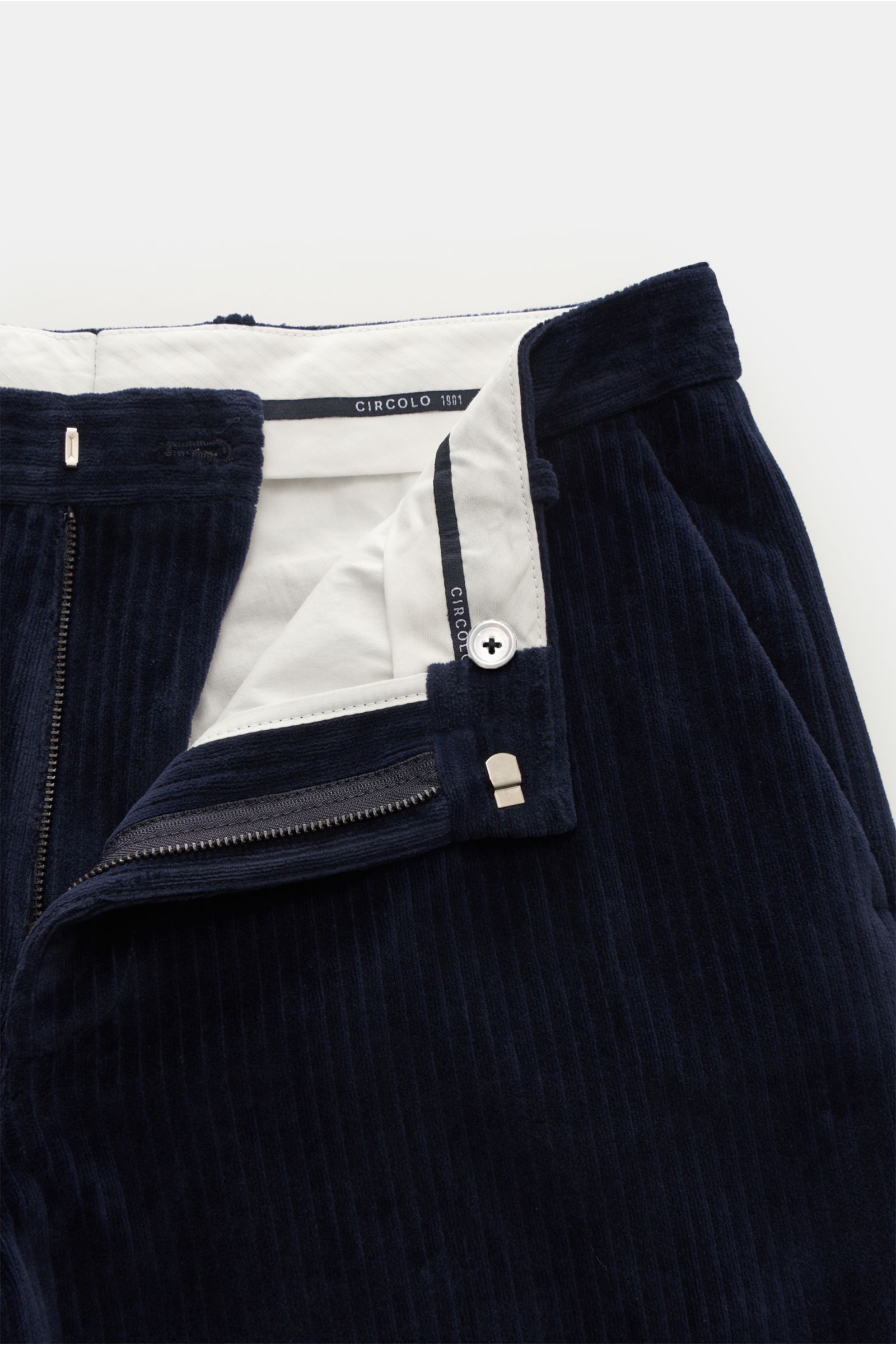 Circolo 1901 Cordhose navy aus weichem Jersey in Cordsamt-Optik, Regular Fit, schmal zulaufend, mit Reißverschluss, Bundhaken, französischen und Knopf-Gesäßtaschen, Detailansicht offen von oben.