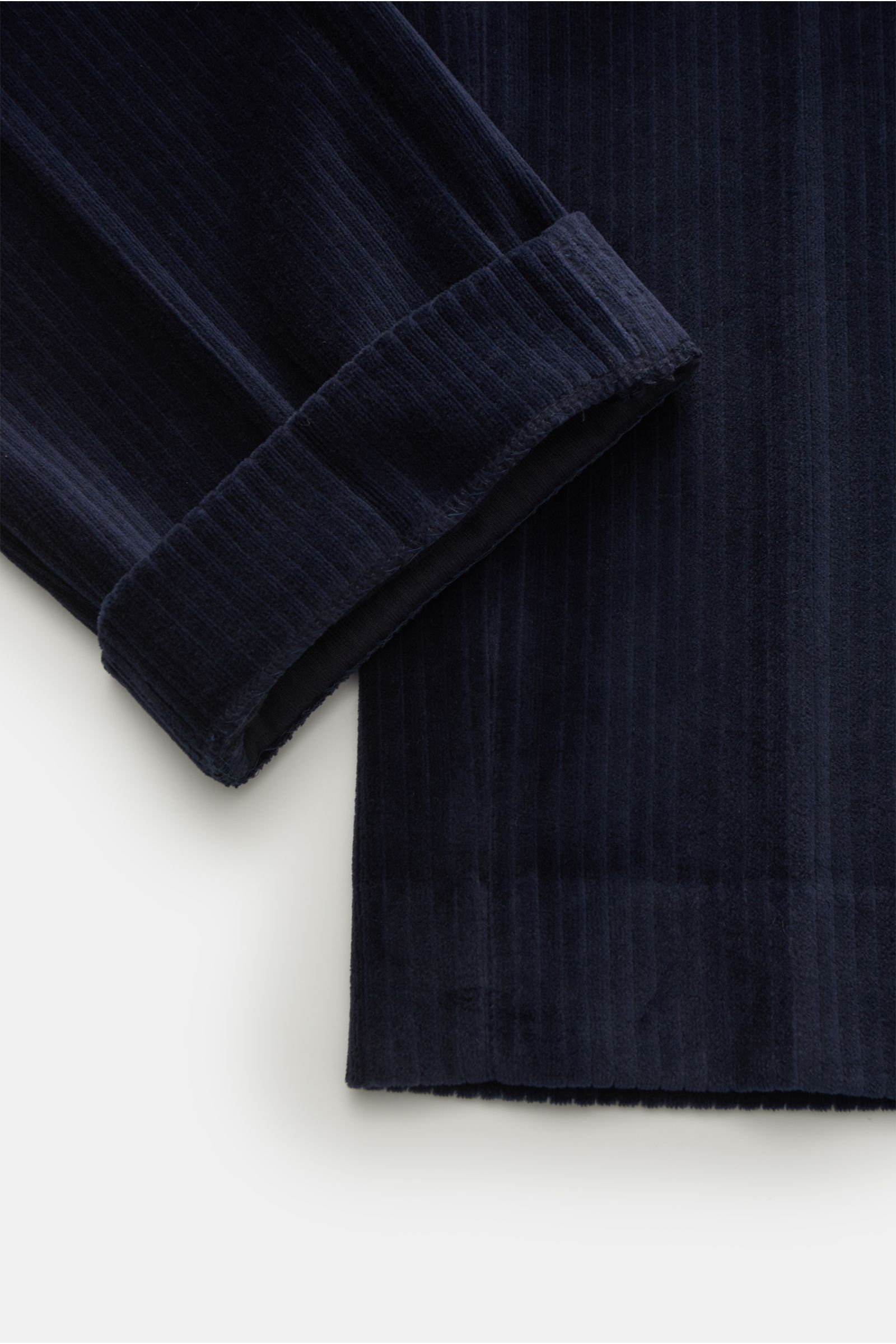 Nahaufnahme der Circolo 1901 Cordhose navy in Regular Fit, sehr schmal zulaufend mit markanter Cordstruktur und weichem Griff aus Jersey-Baumwolle.