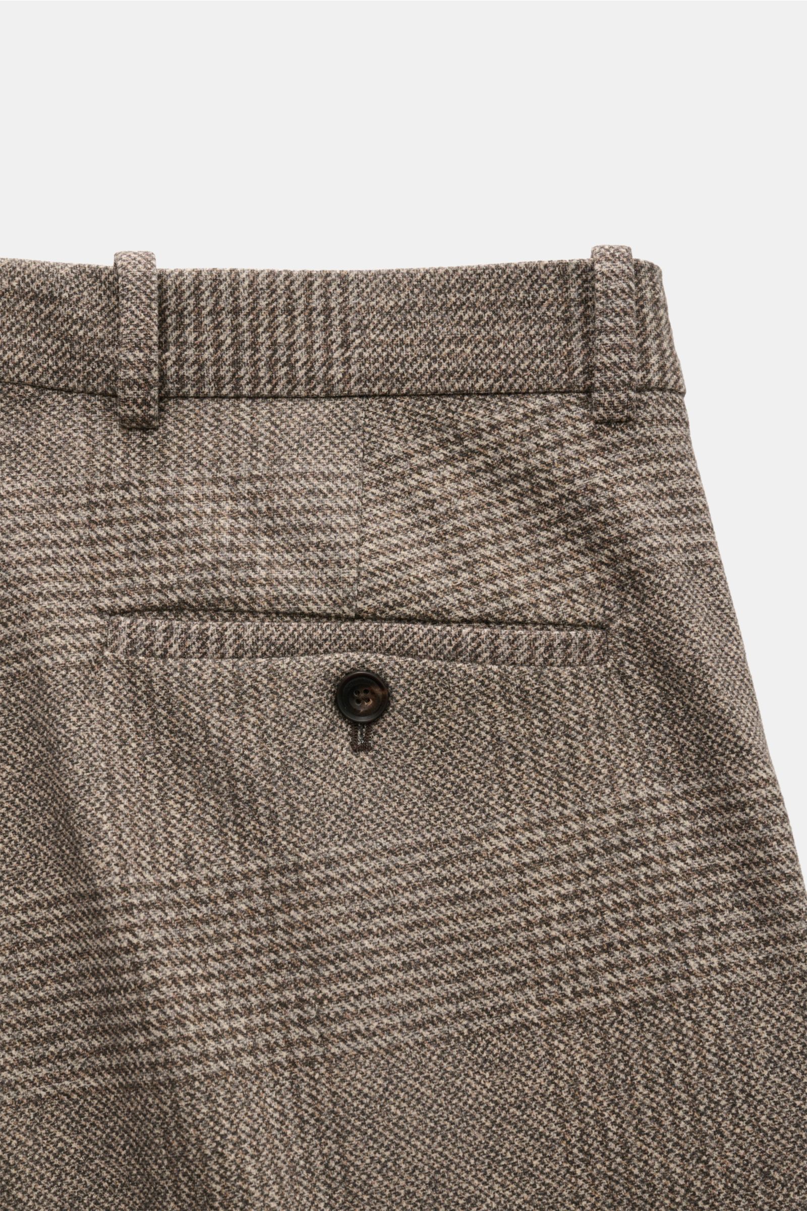 Nahaufnahme der Rückseite der Circolo 1901 Hose beige/braun kariert mit Glencheck-Print, Regular Fit, französischen Taschen und Knopf-Gesäßtasche.