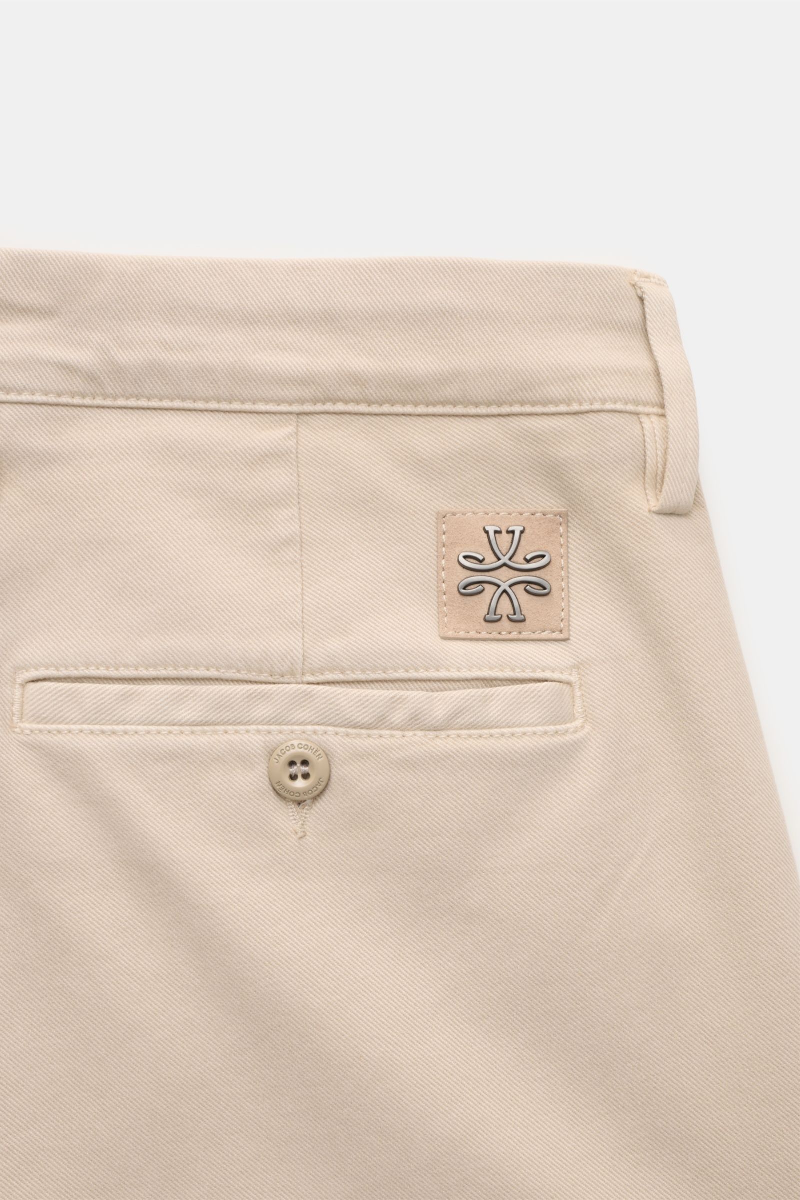Jacob Cohen Chino 'Bobby' beige, Detailaufnahme Rückseite schmal zulaufend aus Baumwoll-Twill mit weichem Griff und Leder-Patch.