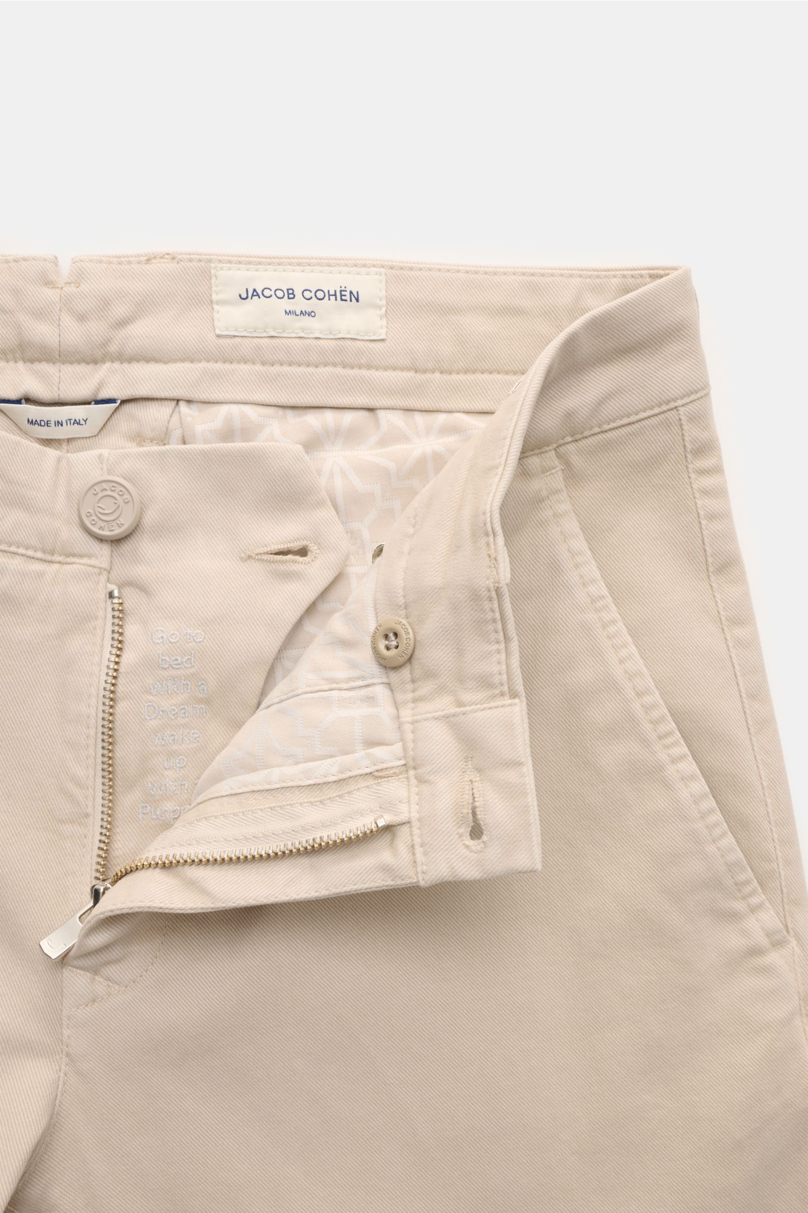Jacob Cohen Chino 'Bobby' beige, Detailaufnahme von Bund und offenem Reißverschluss, schmaler Schnitt aus Baumwoll-Twill mit Lyocell.