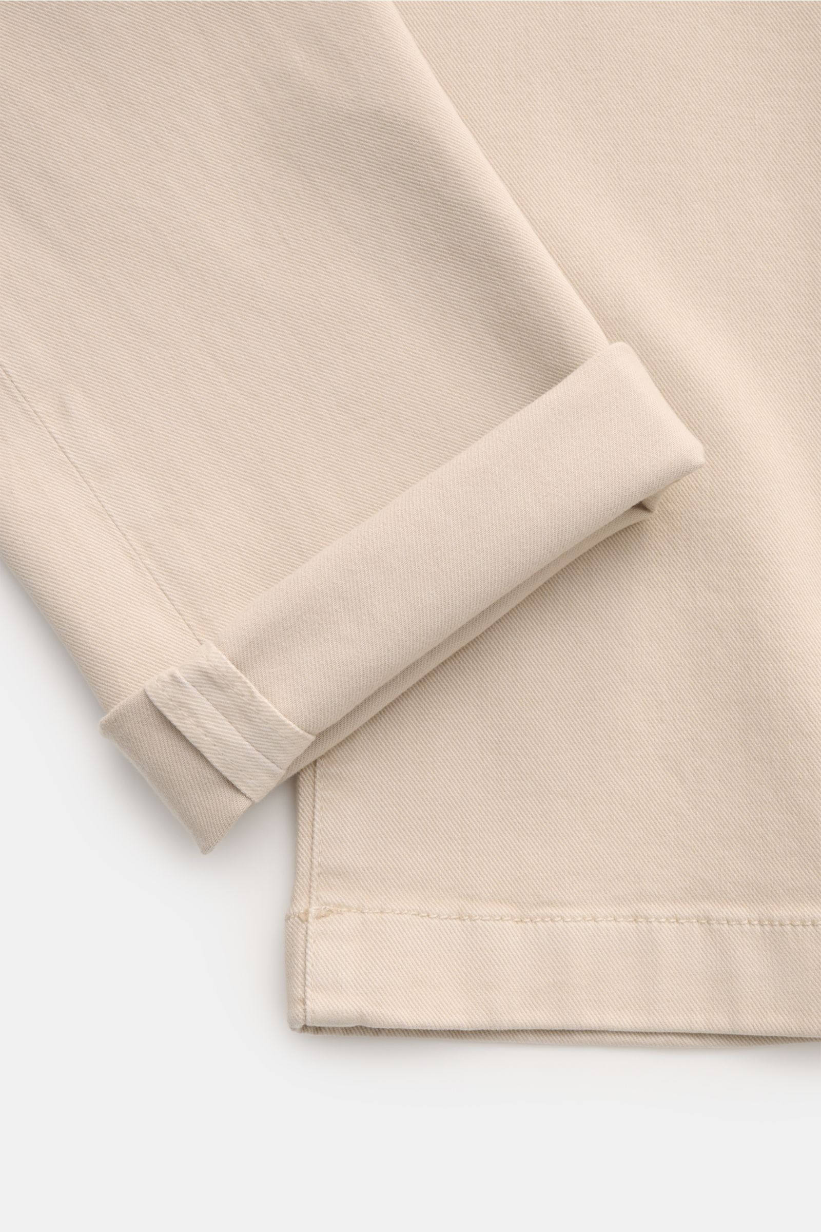 Jacob Cohen Chino 'Bobby' beige aus Baumwoll-Twill mit Lyocell, schmaler Schnitt, weicher Griff, Ansicht vom Beinabschluss, detailreich.