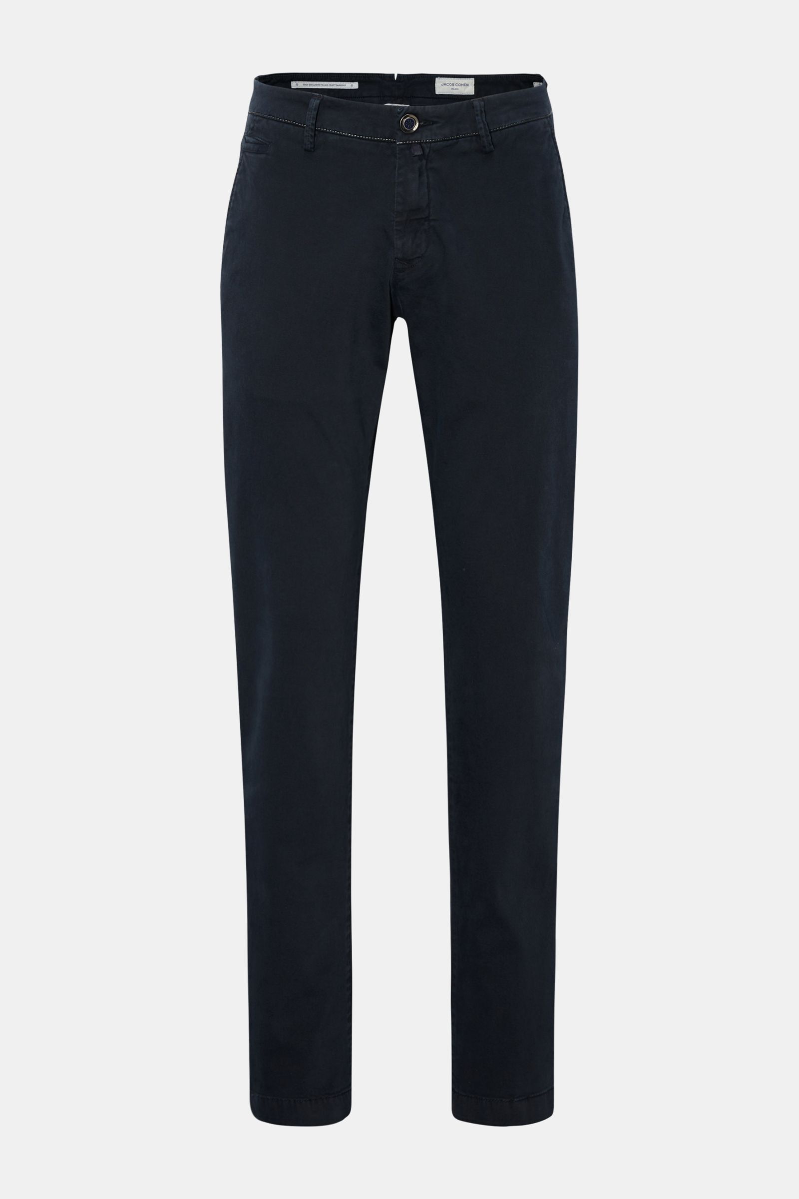 Front view of Jacob Cohen Chino 'Bobby' dark navy, slim fit cotton twill trousers with zipper, button closure, French pockets, soft texture, garment dyed. Präzise, italienische Handwerkskunst - dafür steht das Label JACOB COHEN und kreiert mit der soften 