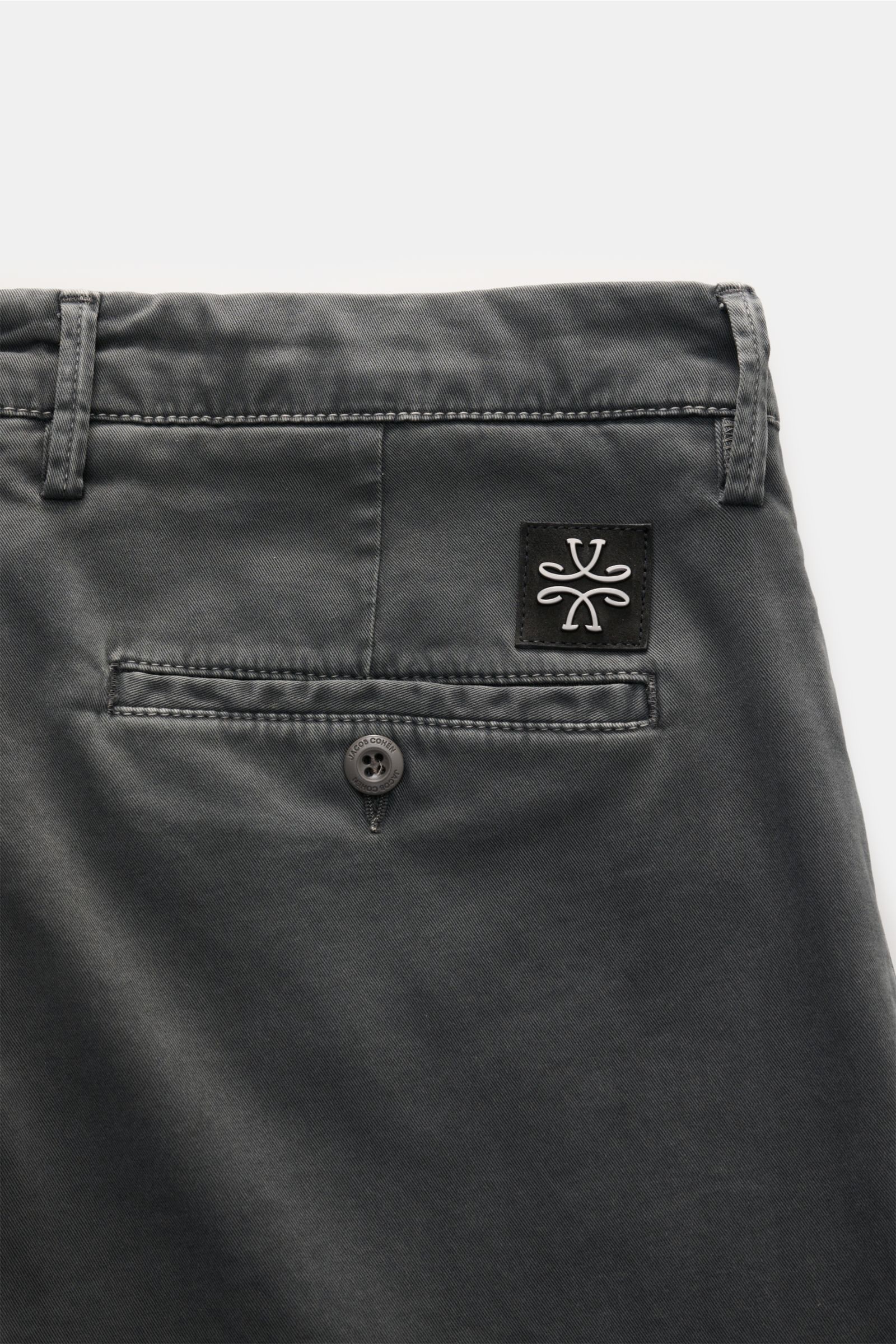 Jacob Cohen Chino 'Bobby' dunkelgrau, schmal zulaufend, aus weichem Baumwoll-Twill, Rückansicht mit Knopf-Gesäßtasche und Logo-Patch.