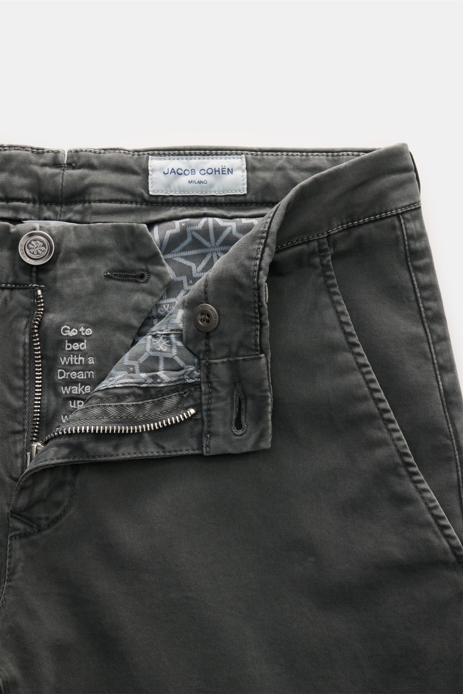 Jacob Cohen Chino 'Bobby' dunkelgrau, schmal zulaufend, Baumwoll-Twill, Reißverschluss offen, Bundknopf, französische Taschen, Detailansicht von oben.