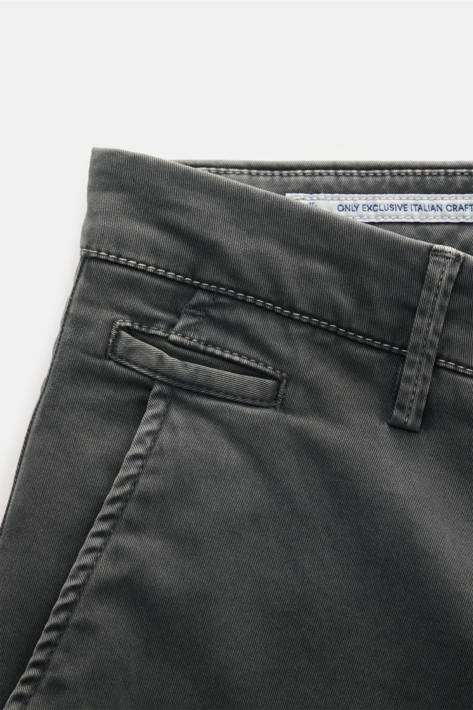 Jacob Cohen Chino 'Bobby' dunkelgrau aus Baumwoll-Twill, slim Fit, schmal zulaufend, mit französischer Tasche, Münztasche und Bunddetail, Nahaufnahme.