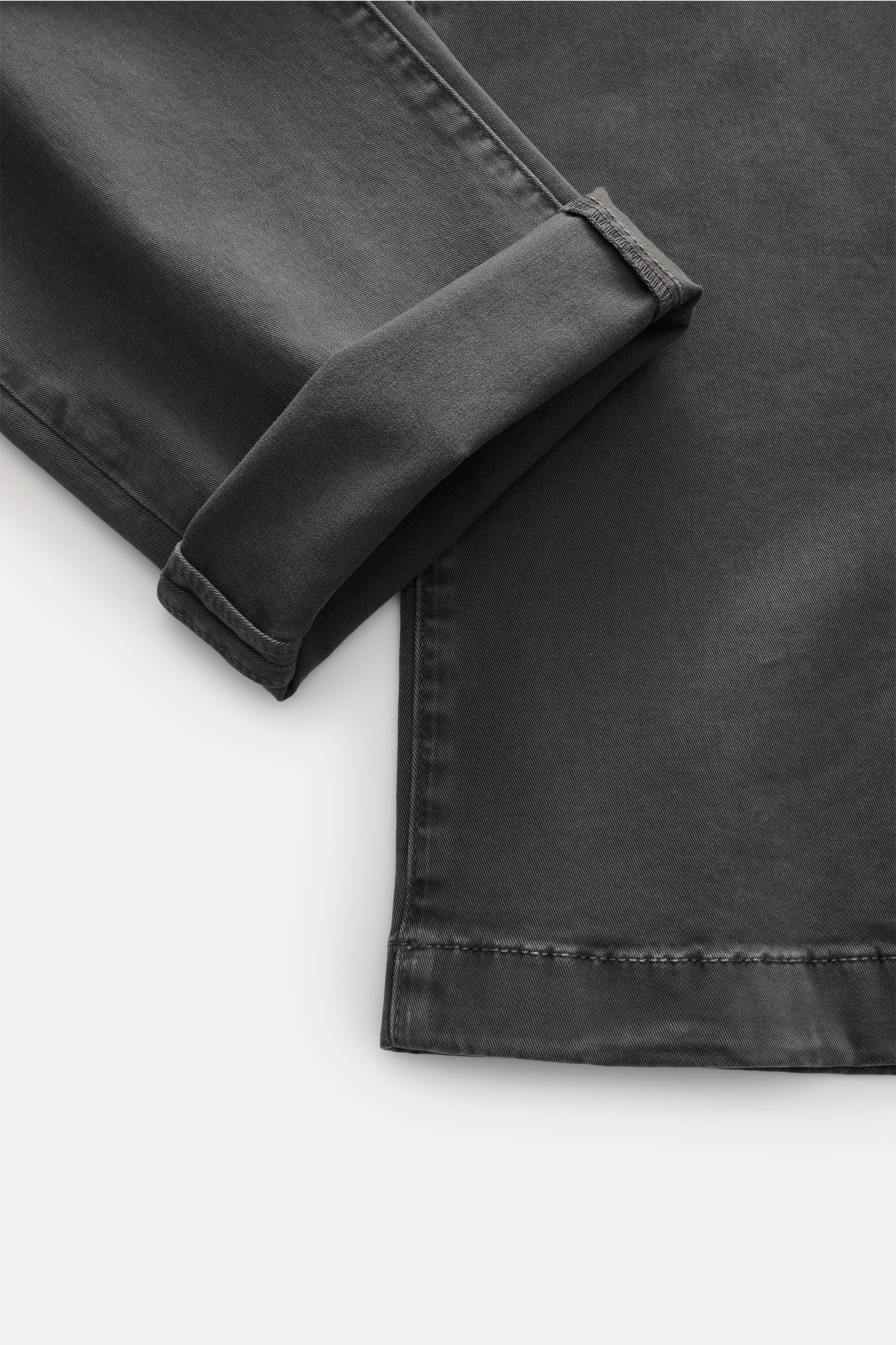 Jacob Cohen Chino 'Bobby' dunkelgrau im Slim Fit, aus softem Baumwoll-Twill mit leicht elastischer Qualität, Detailansicht Saum und Umschlag.