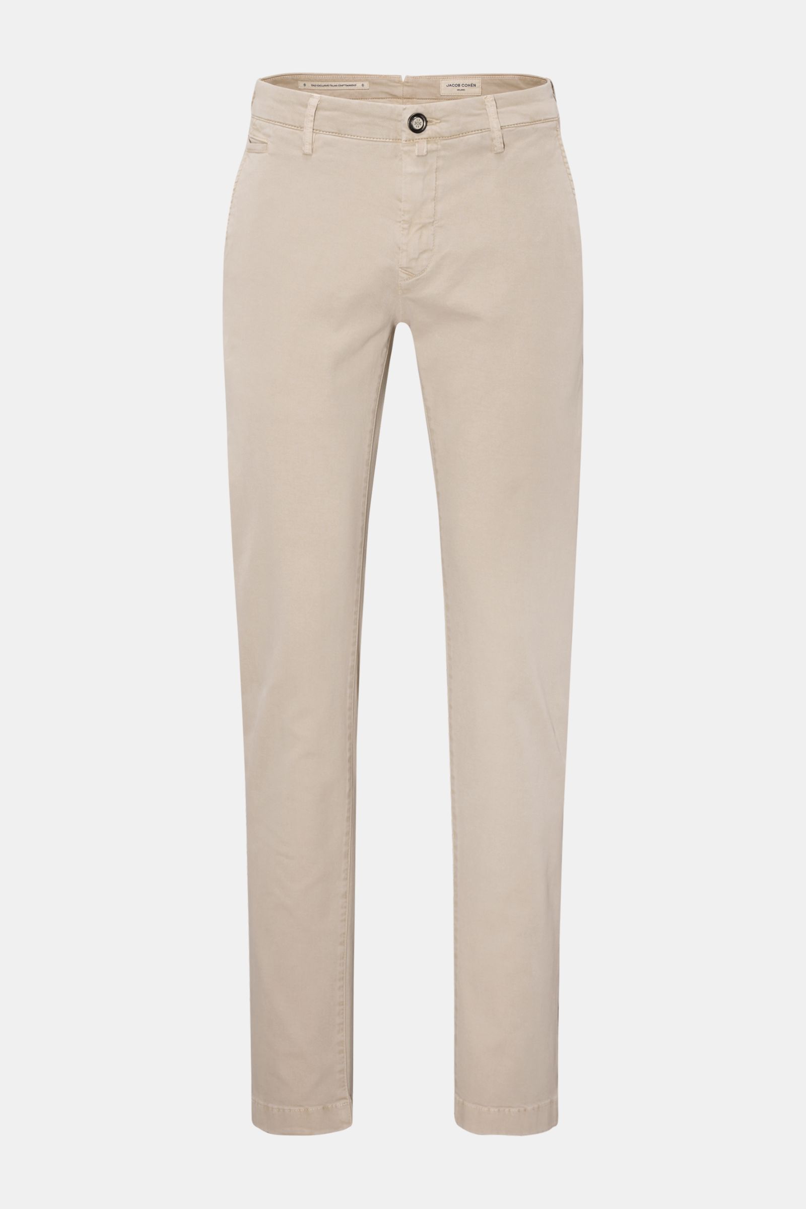 Jacob Cohen Chino 'Bobby' sand in Slim Fit, schmal zulaufend, Baumwoll-Twill, weich, leicht elastisch, garment dyed, mit Taschen und Reißverschluss, Frontalansicht.