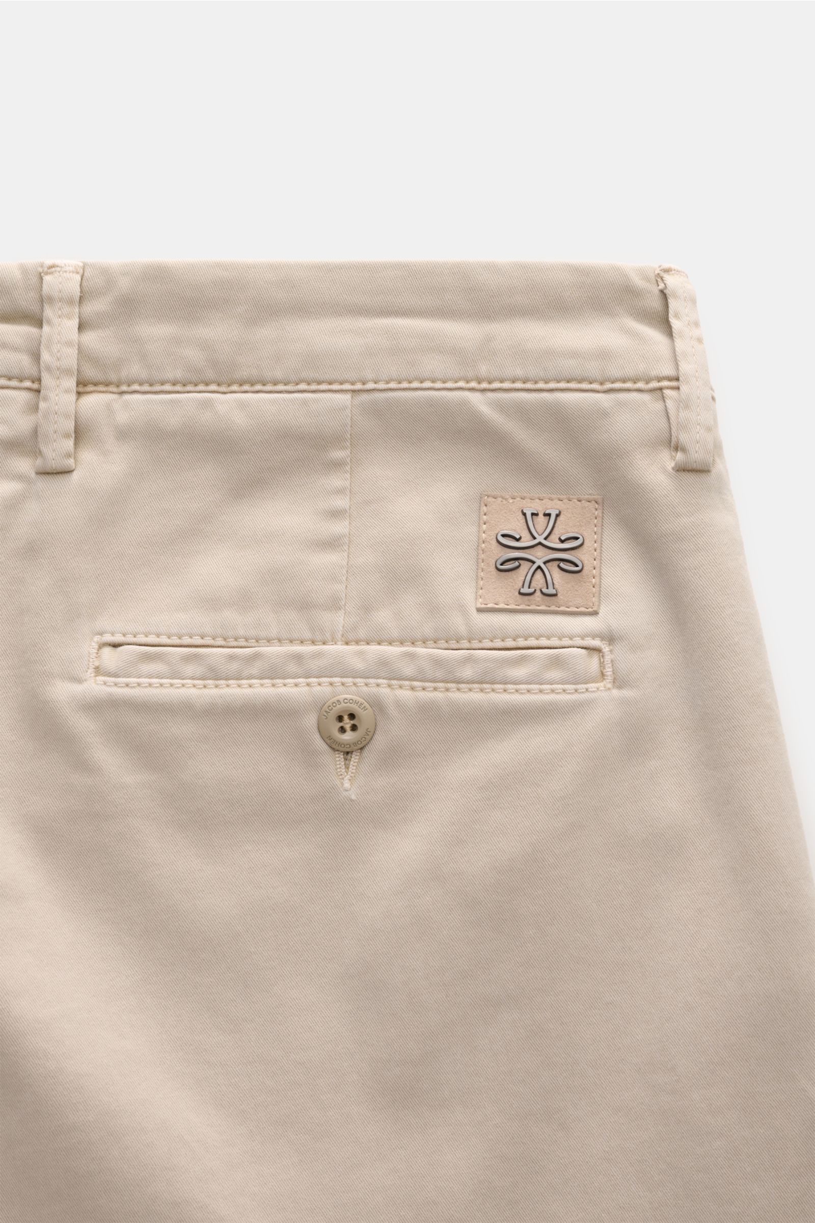 Jacob Cohen Chino 'Bobby' sand Rückansicht schmal zulaufend, Baumwoll-Twill, weicher Griff, Slim Fit, Knopf-Gesäßtasche, Verloursleder-Patch.