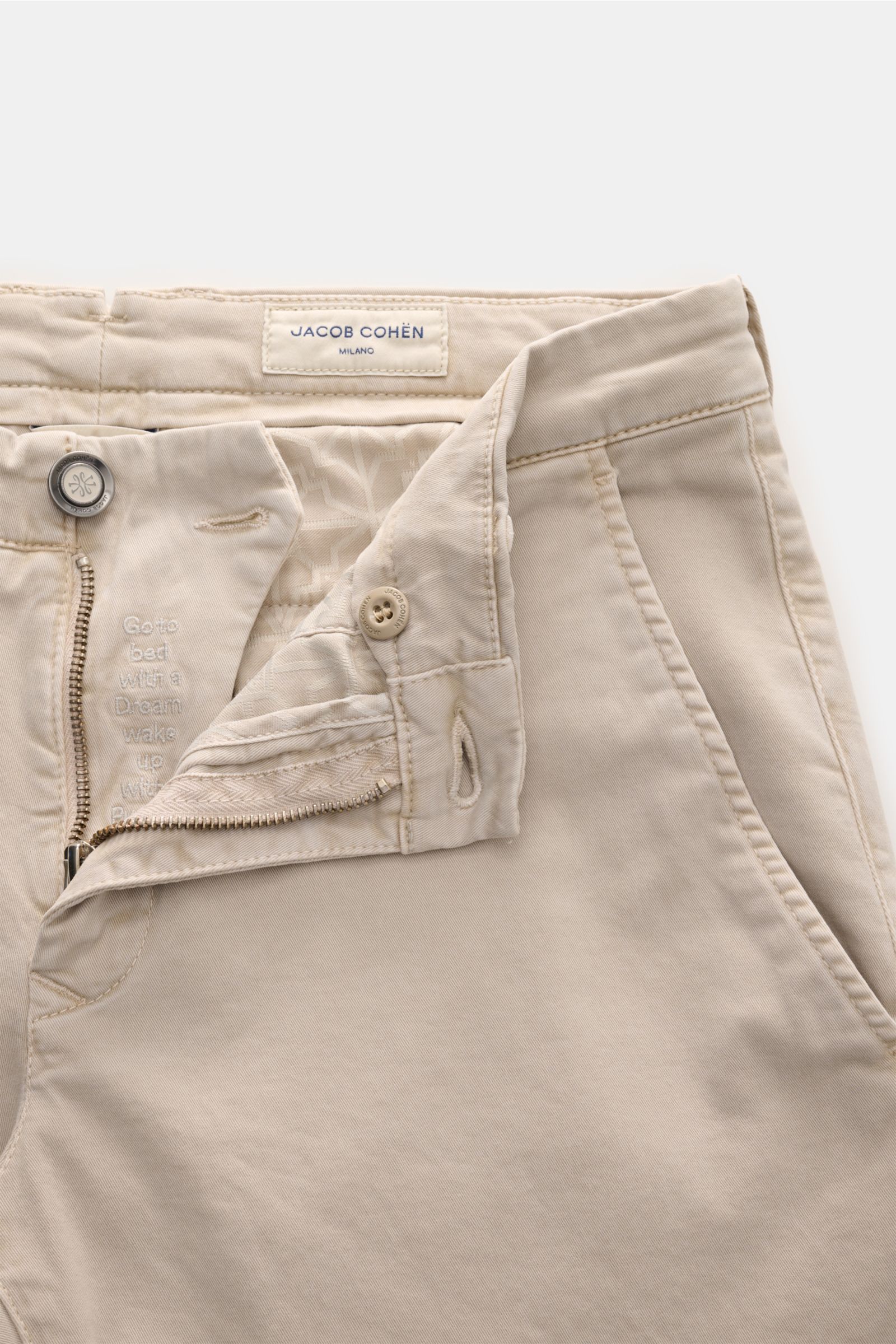 Jacob Cohen Chino 'Bobby' sand aus Baumwoll-Twill, slim Fit, frontale Nahaufnahme mit offenem Reißverschluss und Bundknopf, weicher Griff, französische Taschen, Münztasche, Gesäßtaschen mit Knopf, kleines Verloursleder-Patch.
