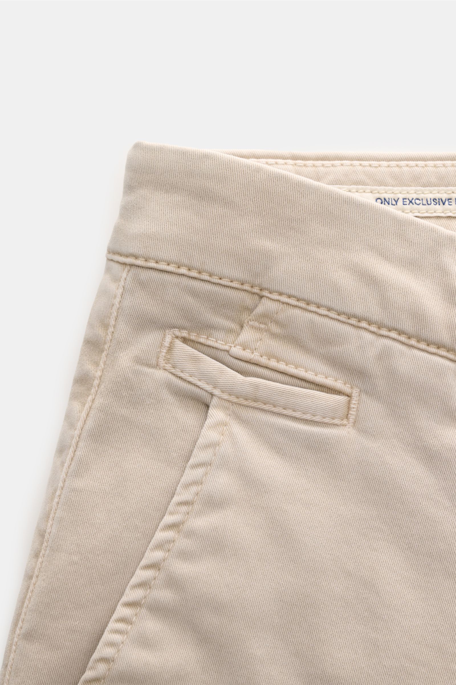 Jacob Cohen Chino 'Bobby' sand aus Baumwoll-Twill, slim fit, schmal zulaufend, französische Taschen, Reißverschluss, Knopf, Verloursleder-Patch, Nahaufnahme Bund und Tasche.
