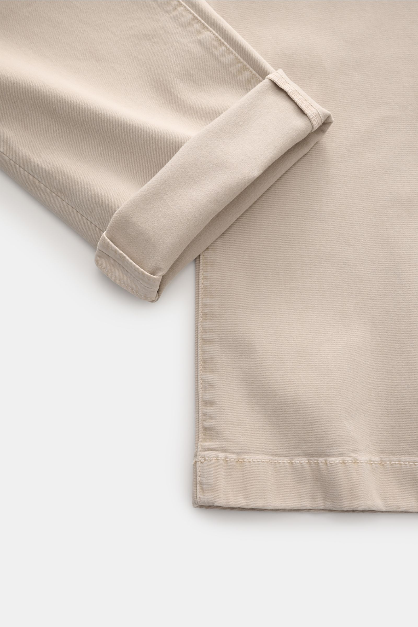 Jacob Cohen Chino 'Bobby' sand, schmal zulaufende Baumwollhose im Slim Fit, Detailaufnahme mit aufgekrempeltem Bein, weicher Twill, garment dyed.