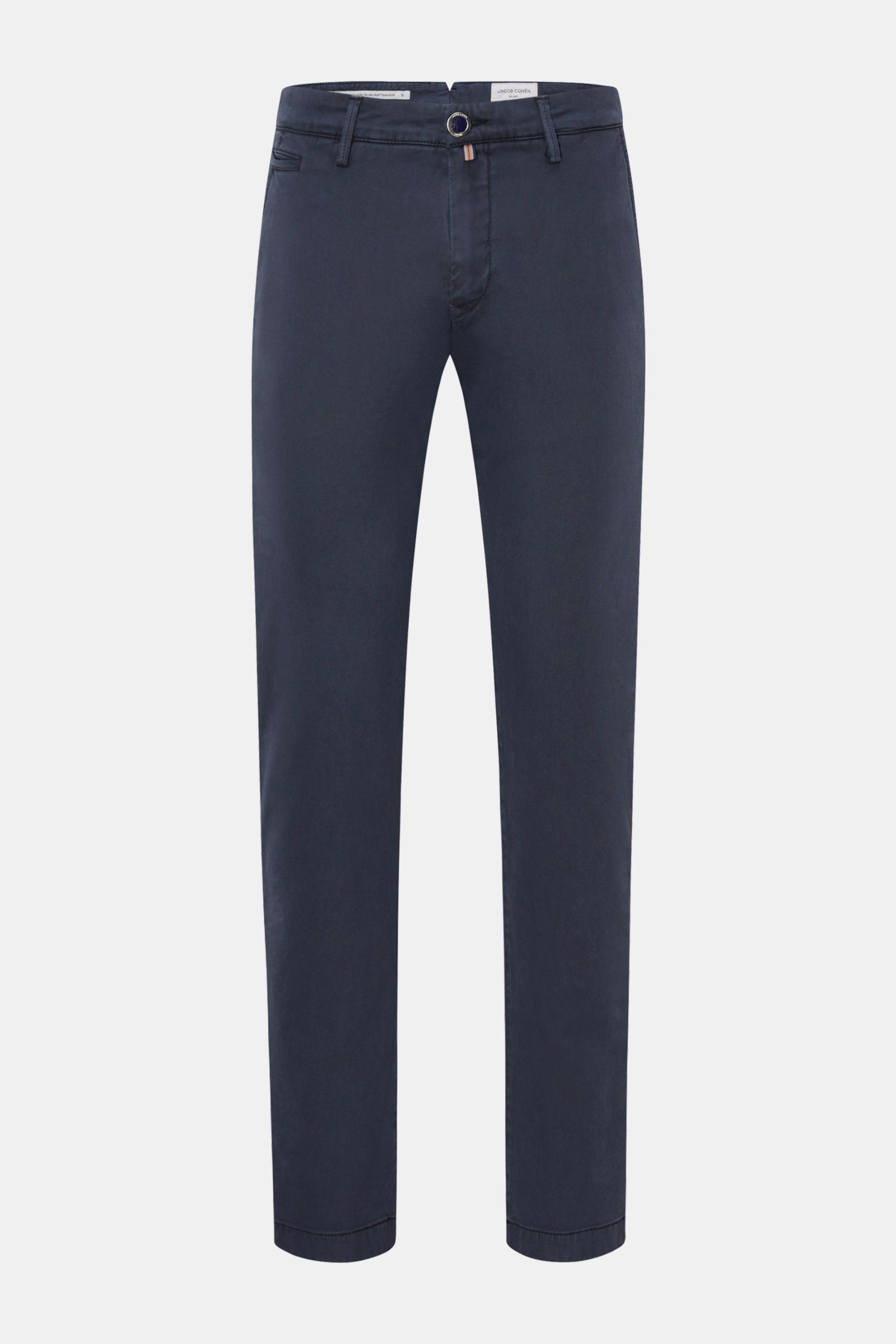 Jacob Cohen Chino 'Bobby' navy, schmal zulaufende Herrenhose aus weichem Twill mit Bundknopf, Reißverschluss und französischen Taschen, Frontalansicht.