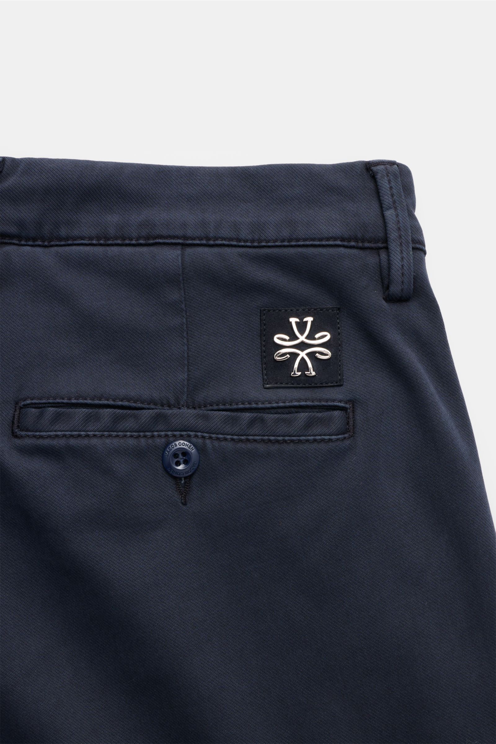 Jacob Cohen Chino 'Bobby' navy Rückansicht, schmal zulaufend, Twill aus Modal, Baumwolle, Lyocell, soft, Slim Fit, französische Taschen, Knopf, Verloursleder-Patch.