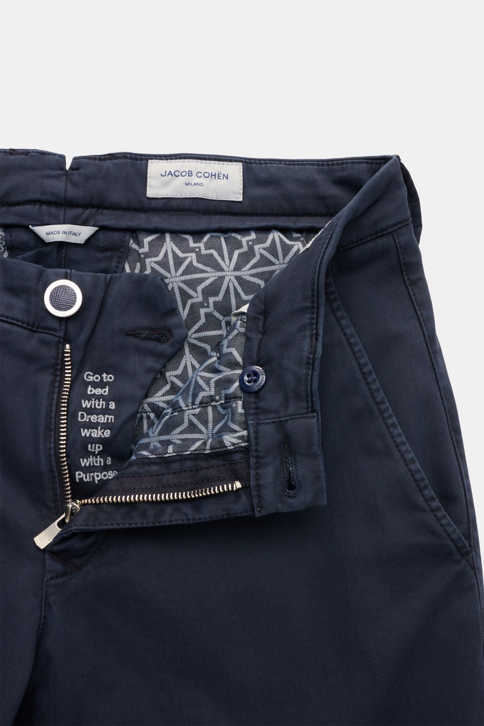 Jacob Cohen Chino 'Bobby' navy im Slim Fit, vorne geöffnet, zeigt Bund, Reißverschluss, französische Taschen, weicher Twill, Details innen.