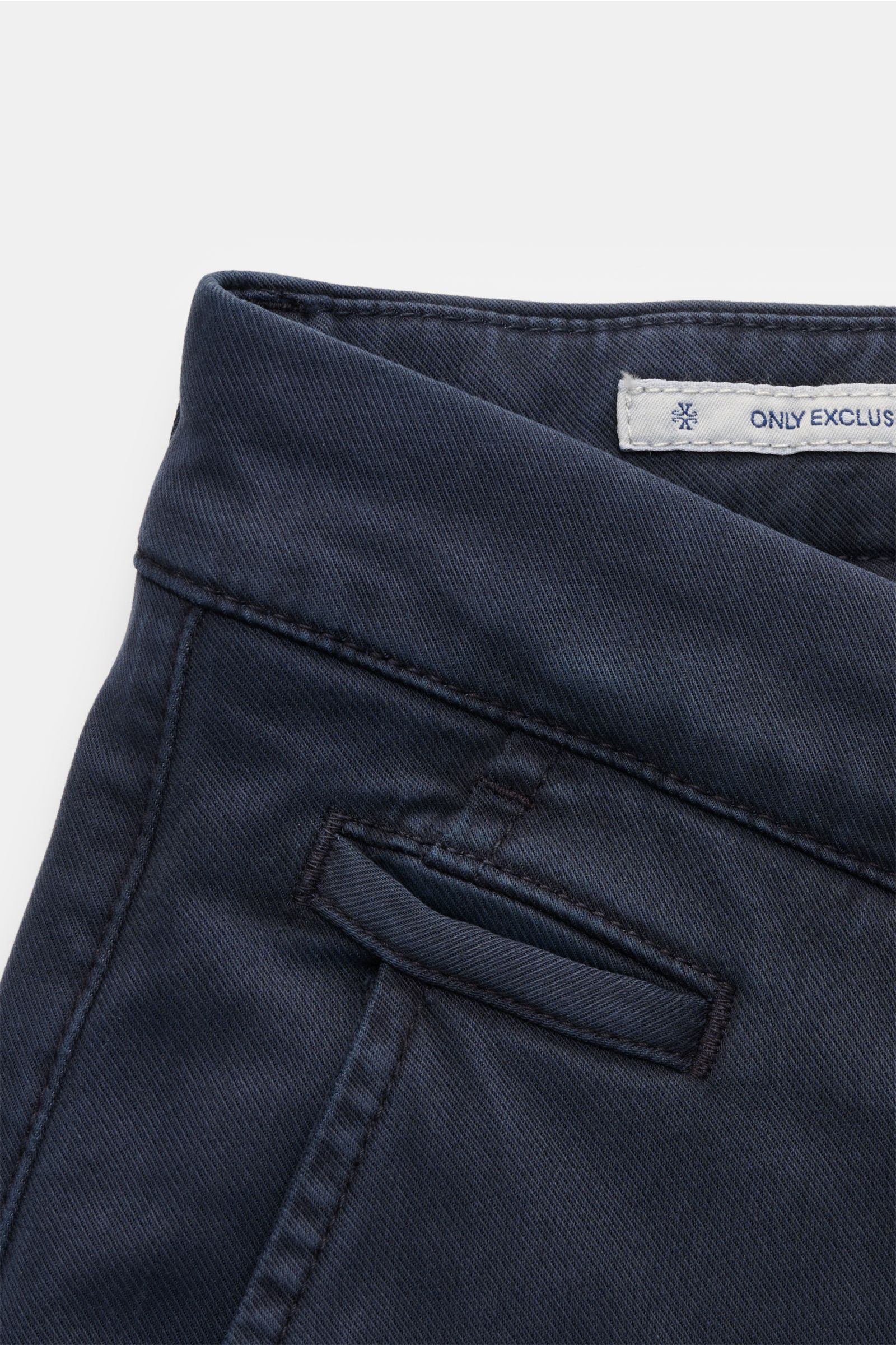 Jacob Cohen Chino 'Bobby' navy in schmalem Schnitt, Detailansicht Bund und paspelierte Münztasche aus weichem, garment dyed Twill.