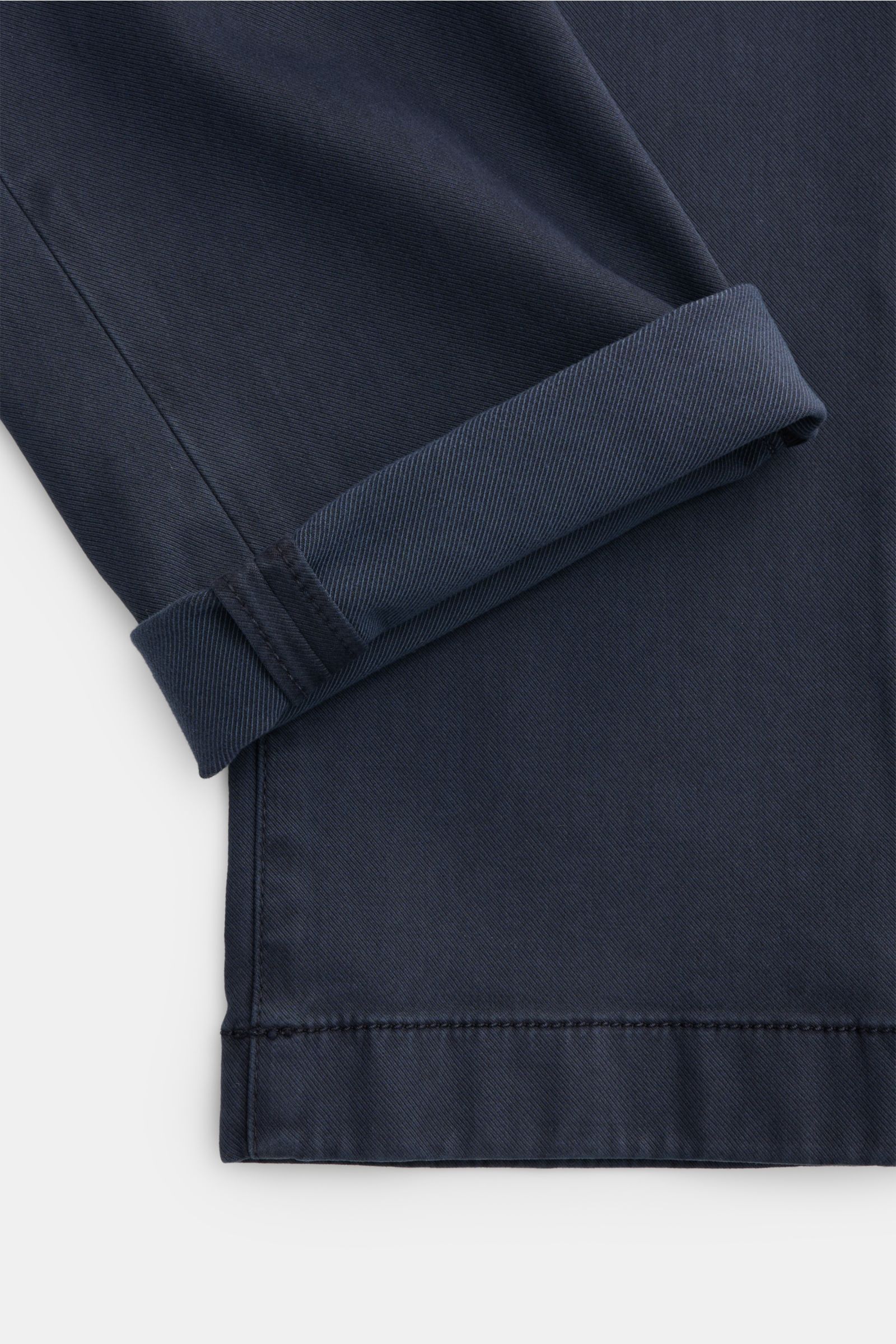 Jacob Cohen Chino 'Bobby' navy Detailaufnahme vom Beinabschluss mit Umschlag, schmaler Twillstoff aus Modal, Baumwolle, Lyocell, Slim Fit, soft.