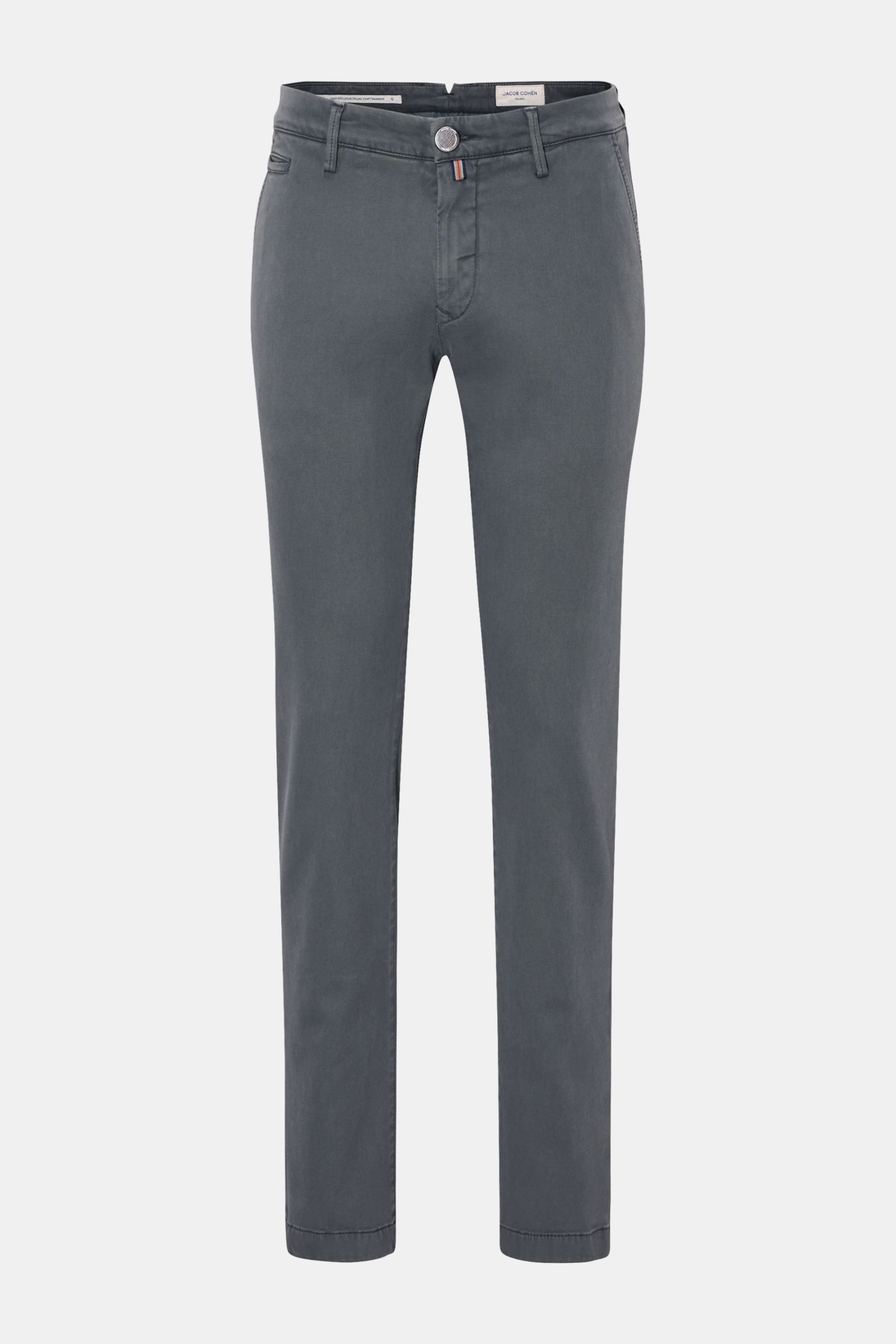 Jacob Cohen Chino 'Bobby' grau, frontal fotografiert, Slim Fit, schmal zulaufend, aus weichem Modal-Baumwoll-Twill mit Reißverschluss, Bundknopf, französischen Taschen und Leder-Patch.