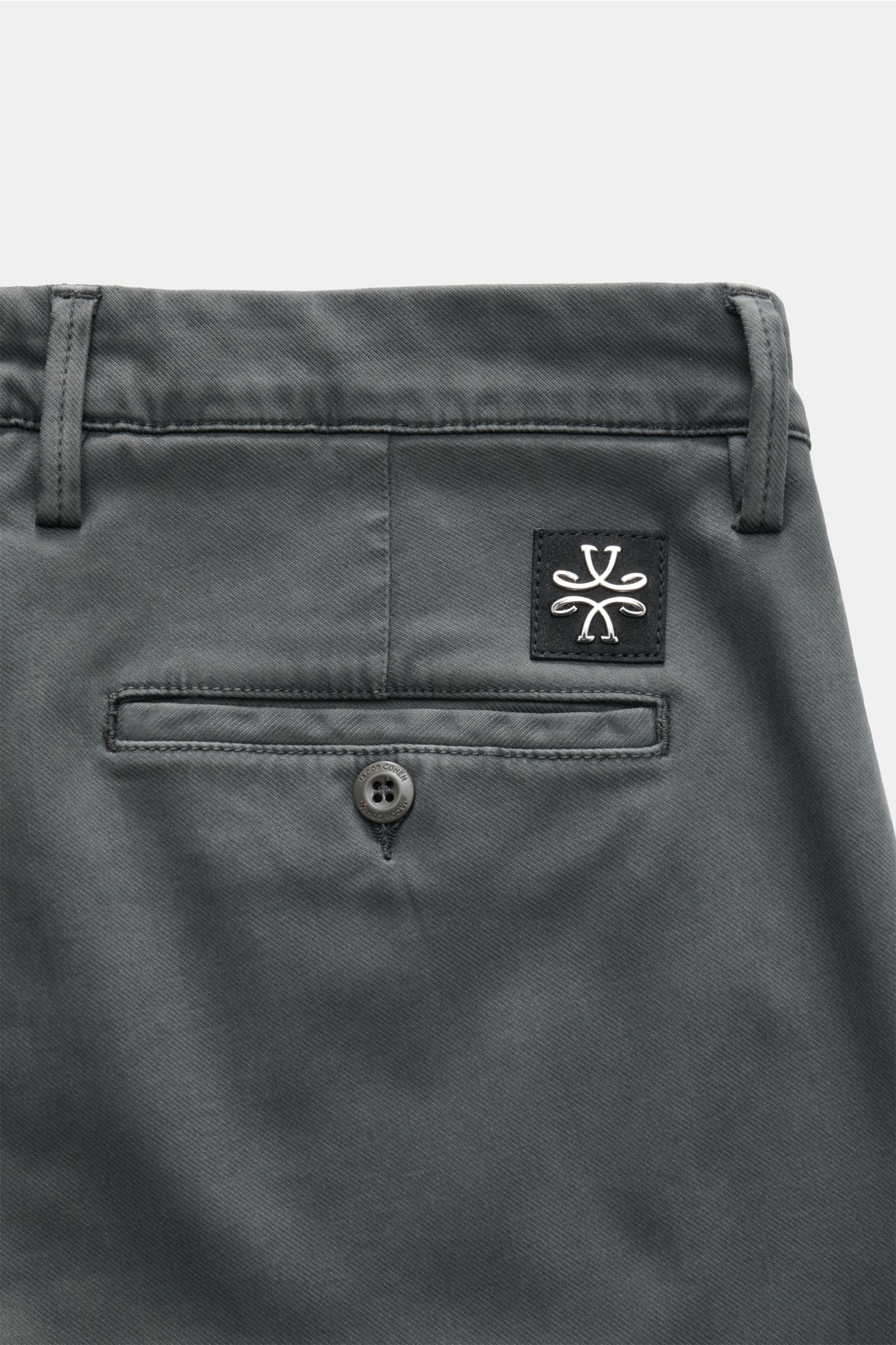 Detailaufnahme der Rückseite der Jacob Cohen Chino 'Bobby' grau aus softem, elastischem Modal-Baumwoll-Twill mit Slim Fit, Knopf-Gesäßtasche und Verloursleder-Patch.