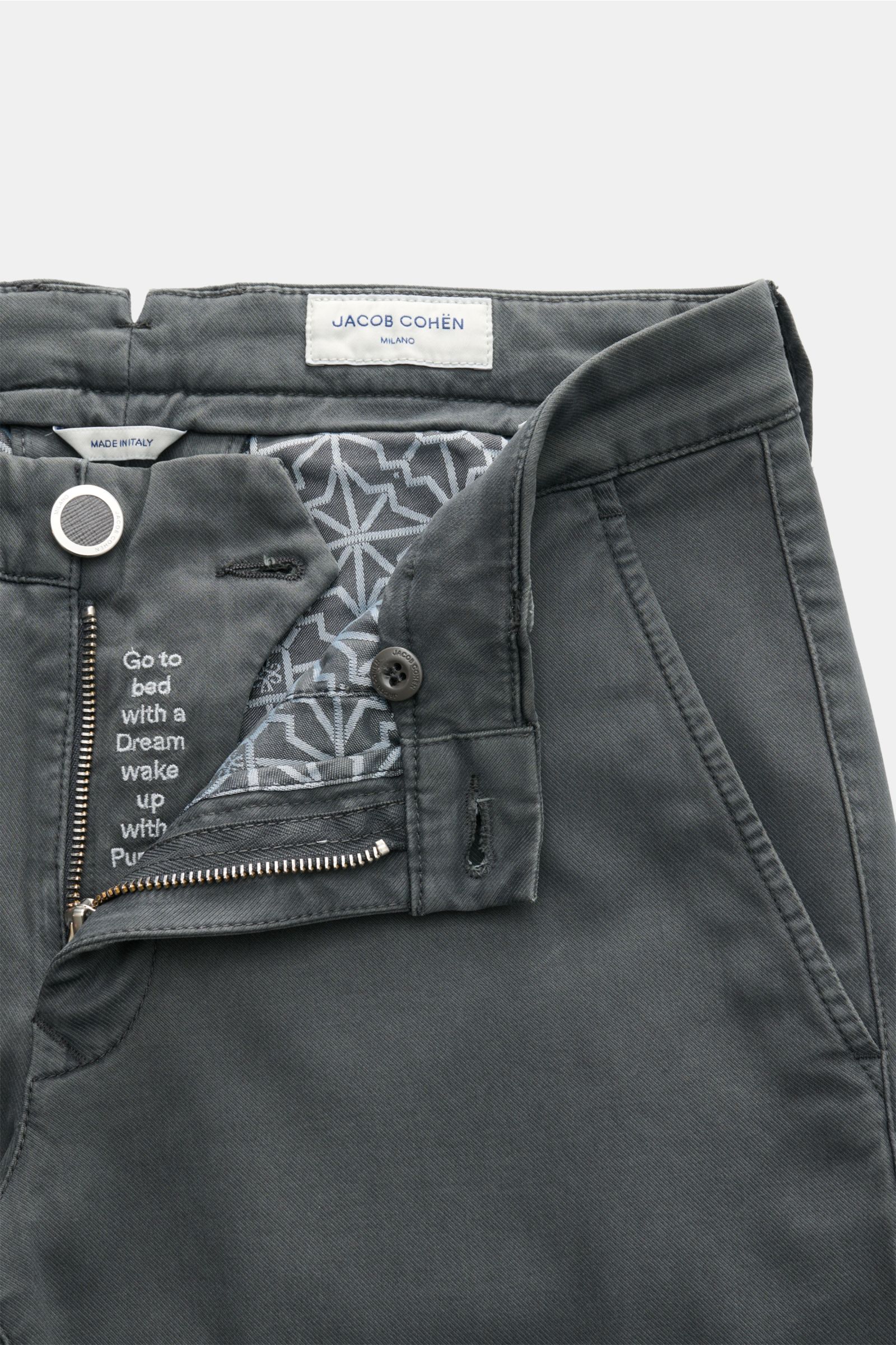 Jacob Cohen Chino 'Bobby' grau aus Twill-Modal-Baumwollmix, Slim Fit, schmal zulaufend, offen mit Reißverschluss, Bundknopf, Taschen und Leder-Patch, Nahaufnahme von vorne.