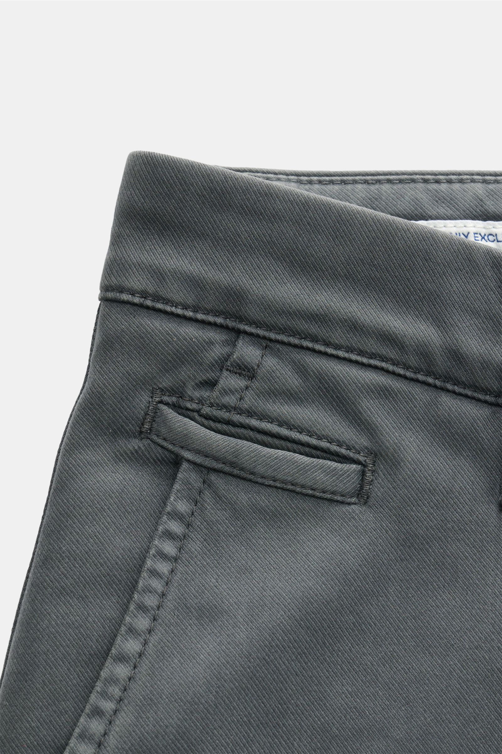 Jacob Cohen Chino 'Bobby' grau aus Modal-Baumwollmix, Slim Fit mit französischer Tasche, Münztasche, Reißverschluss, Knopf, Verloursleder-Patch, Detailansicht Bund.