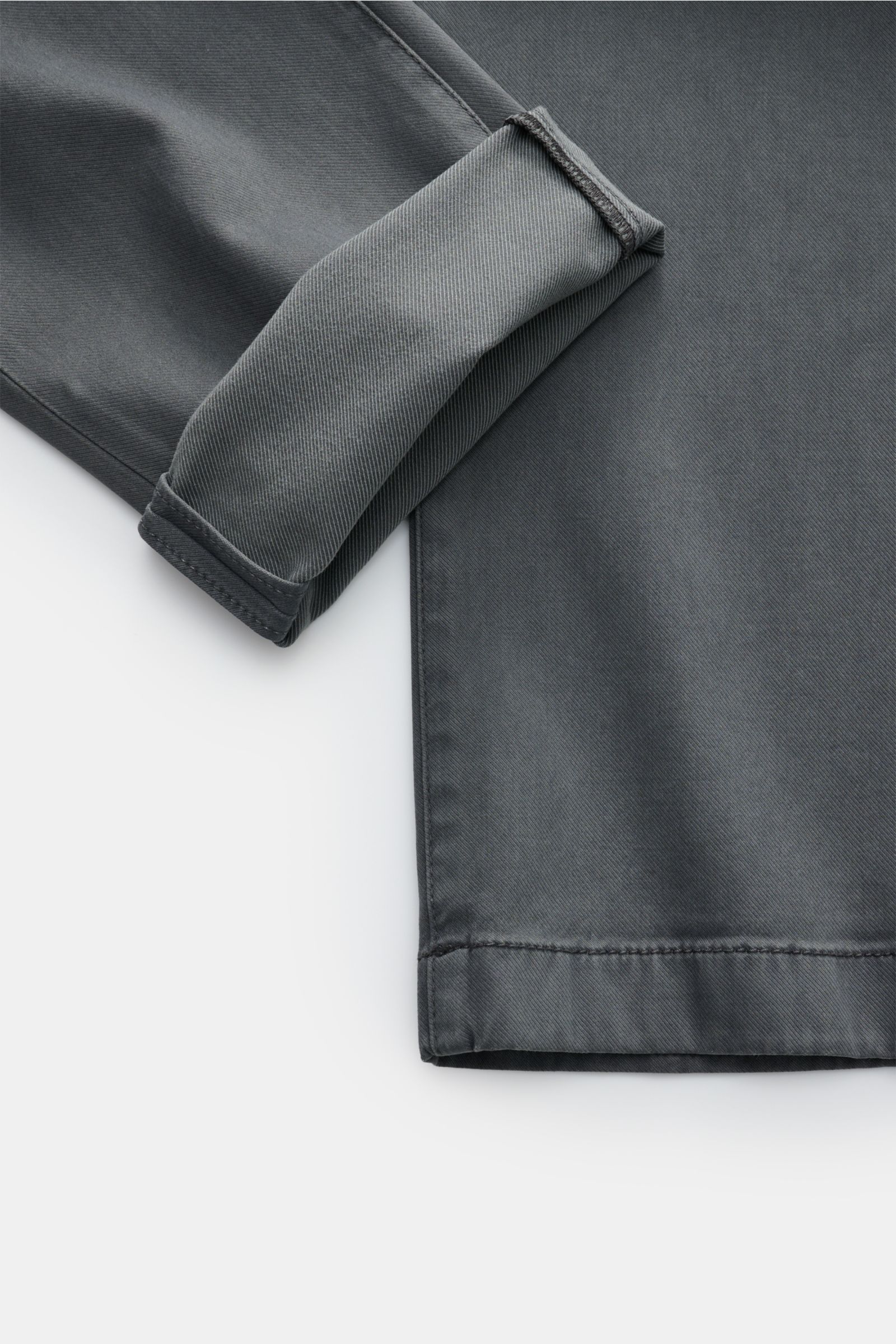 Jacob Cohen Chino 'Bobby' grau, schmal zulaufend, Twill aus Modal-Baumwollmix, weich, Slim Fit, Detailaufnahme der Beinumschlag-Perspektive.