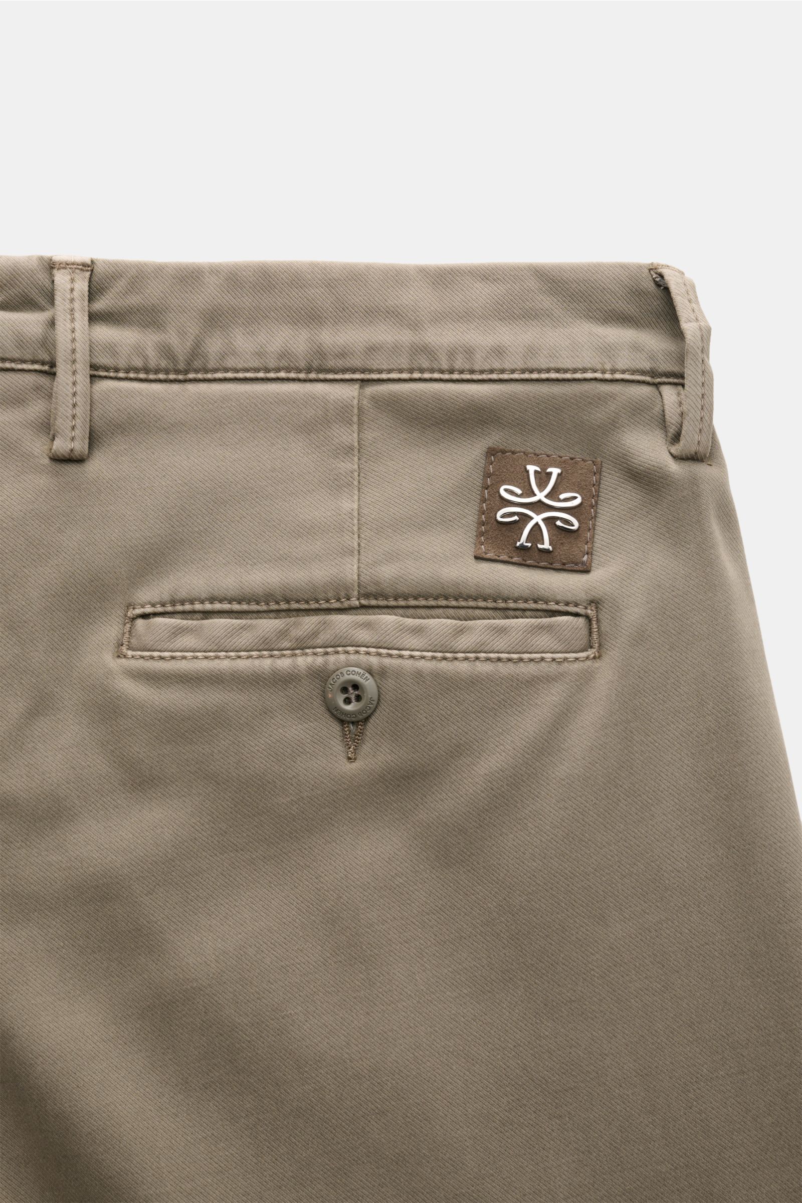 Jacob Cohen Chino 'Bobby' taupe Rückansicht, schmal zulaufend, weicher Twill mit Knopf-Gesäßtasche und Verloursleder-Patch, Slim Fit.