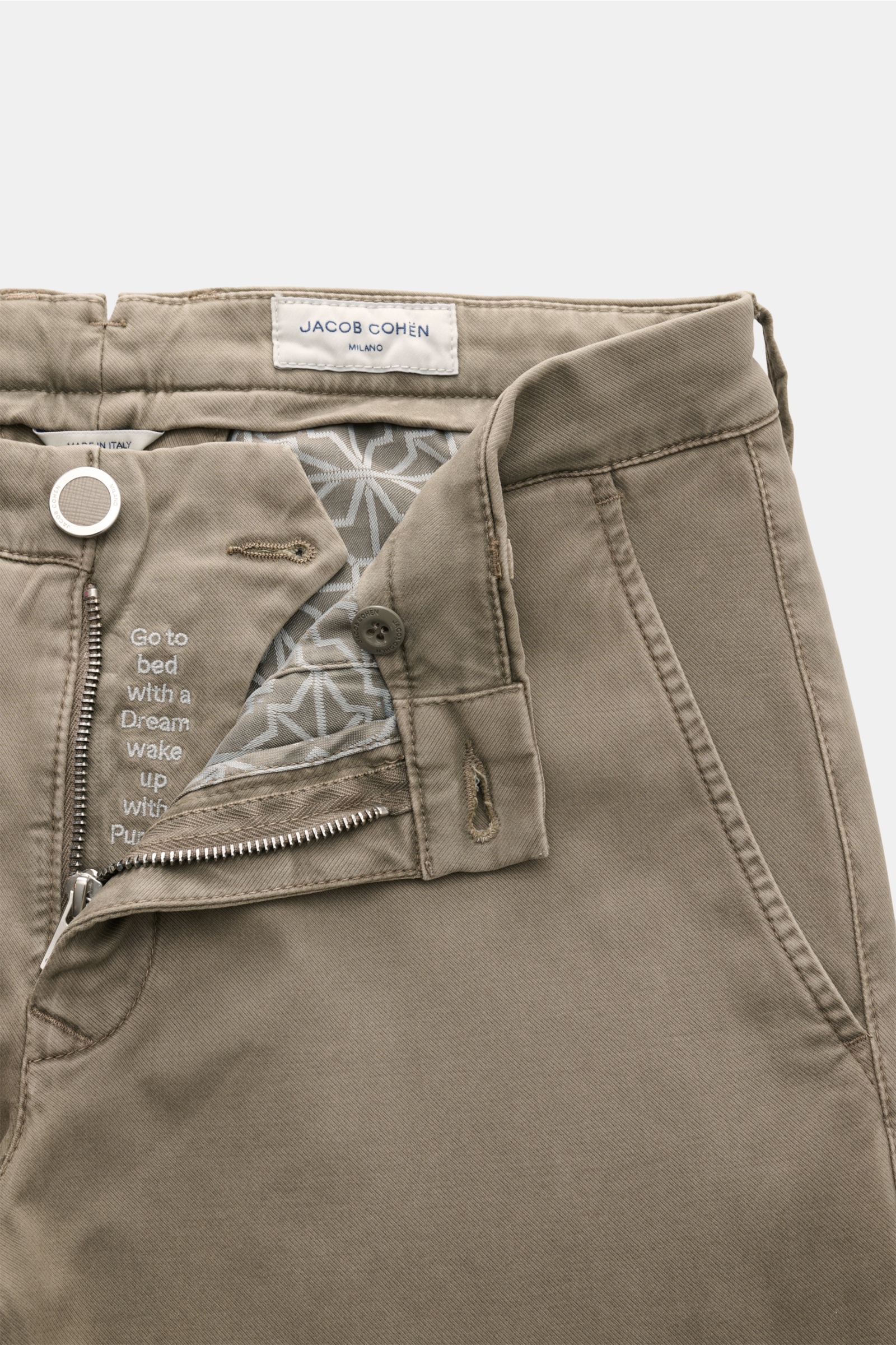 Jacob Cohen Chino 'Bobby' taupe schmaler Schnitt, Twill aus Modal, Lyocell, Baumwolle, weich, elastisch, slim Fit, Reißverschluss, Bundknopf, französische Taschen.