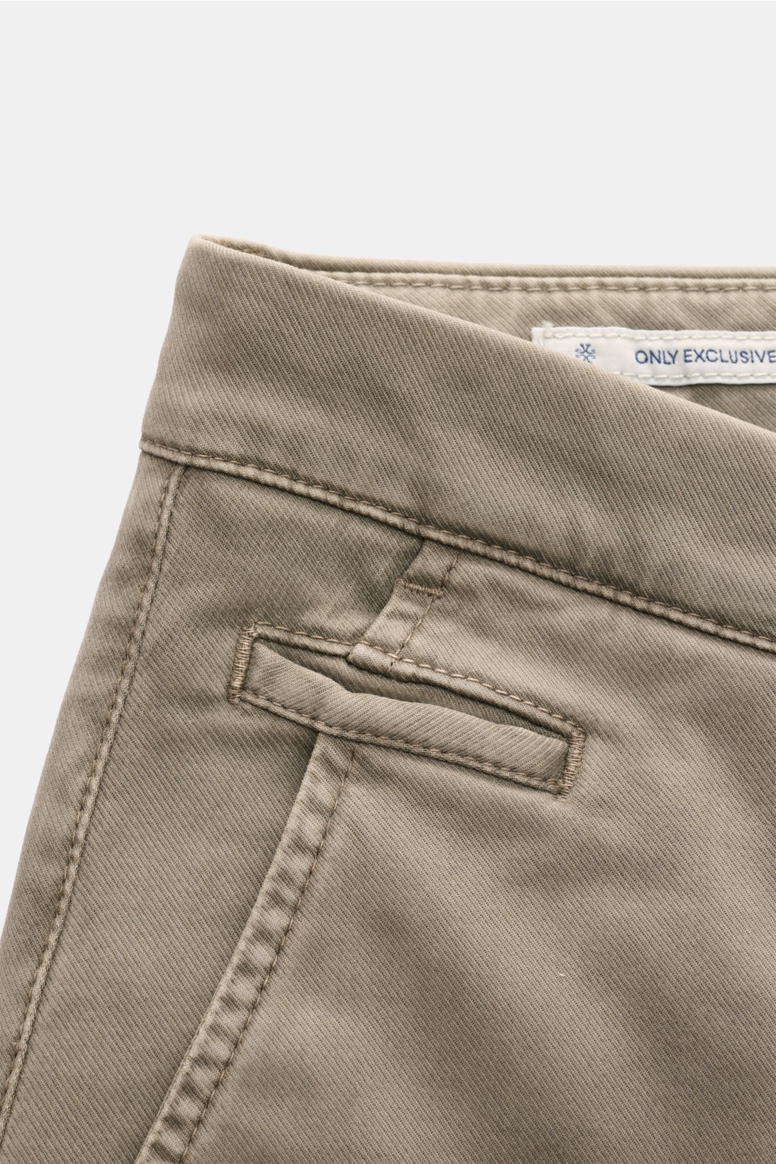 Jacob Cohen Chino 'Bobby' taupe aus feinem Twill, slim fit, schmal zulaufend, Detailaufnahme der Bund- und Münztasche, weiche, leicht elastische Qualität.
