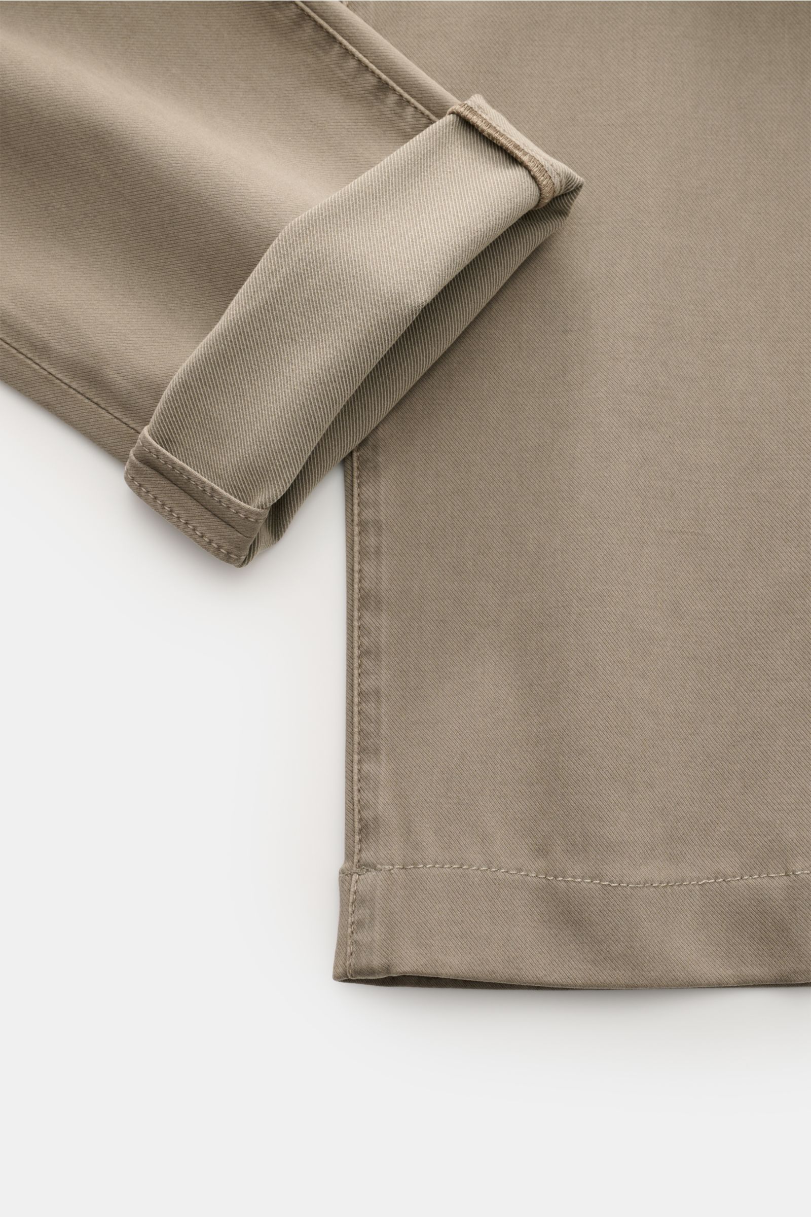 Jacob Cohen Chino 'Bobby' taupe, Detailansicht vom Bein mit umgeschlagenem Saum, weicher, elastischer Twill aus Modal, Lyocell, Baumwolle.