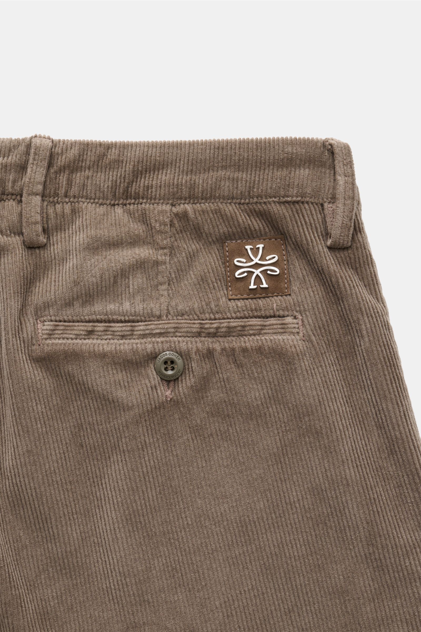 Jacob Cohen Cordhose 'Bobby' graubraun aus elastischem Baumwoll-Modal-Cord, Slim Fit, schmal zulaufend, Detailansicht hinten mit Knopf, Logo und Taschen.