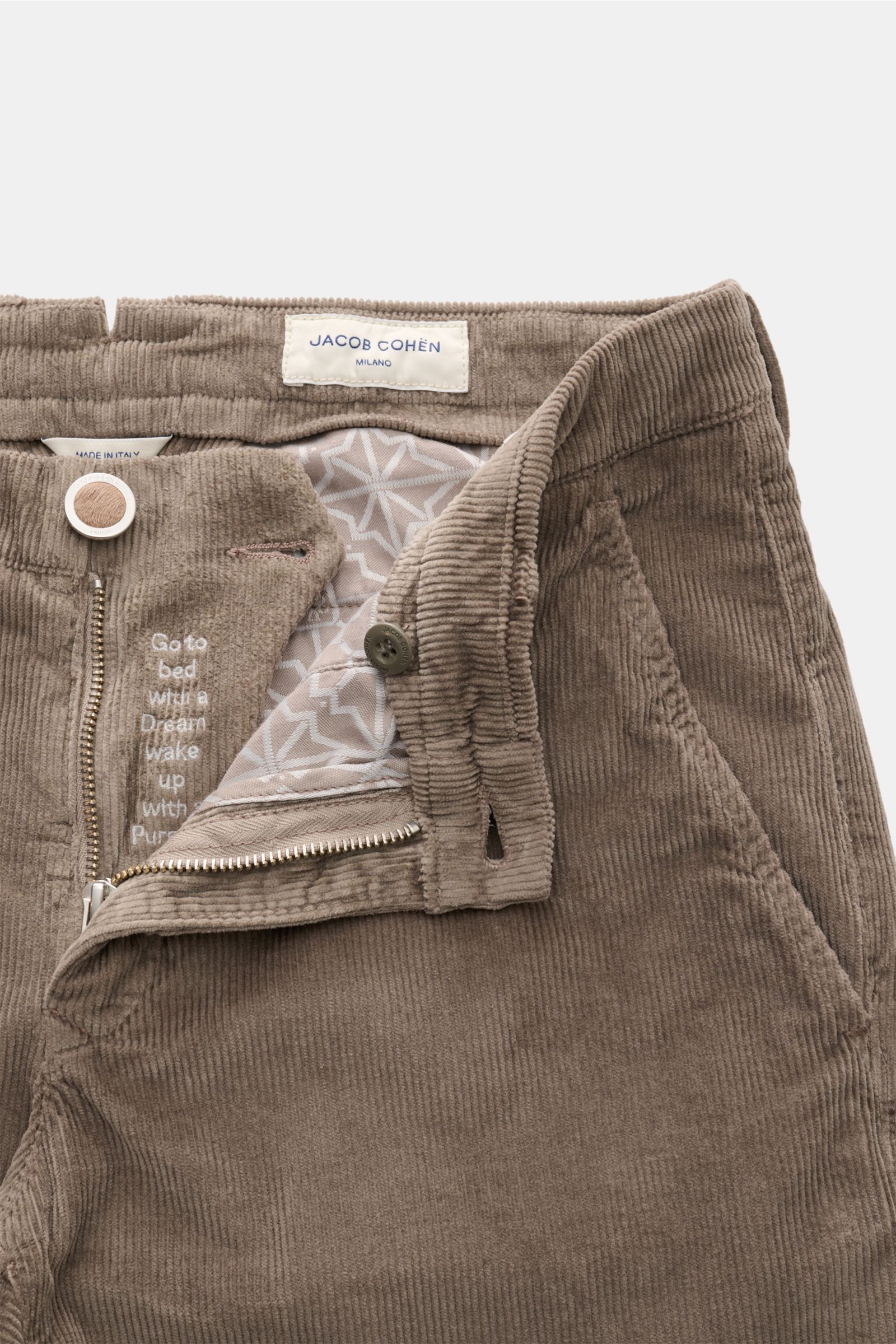 Jacob Cohen Cordhose 'Bobby' graubraun aus elastischem Baumwoll-Modal-Cord, Slim Fit, Reißverschluss, Bundknopf, seitliche Taschen, Detailansicht von oben.